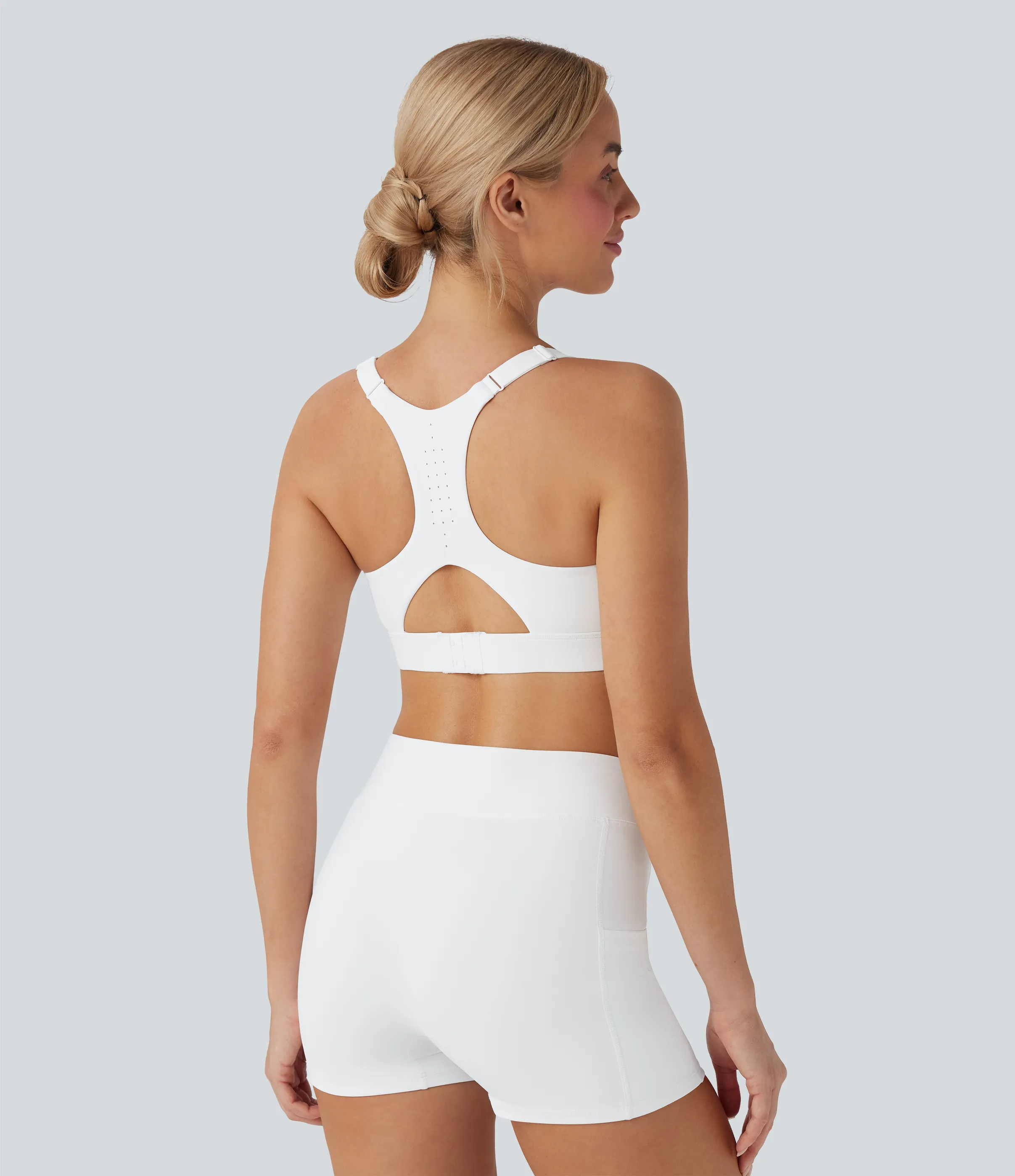 Halara Brasier deportivo SpeedWave™ deportivo SpeedWave™ de sujeción media perforado con secado rápido, copas moldeadas y gancho ajustable en copas D-F - White - S sold by Halara product image thumbnail 4
