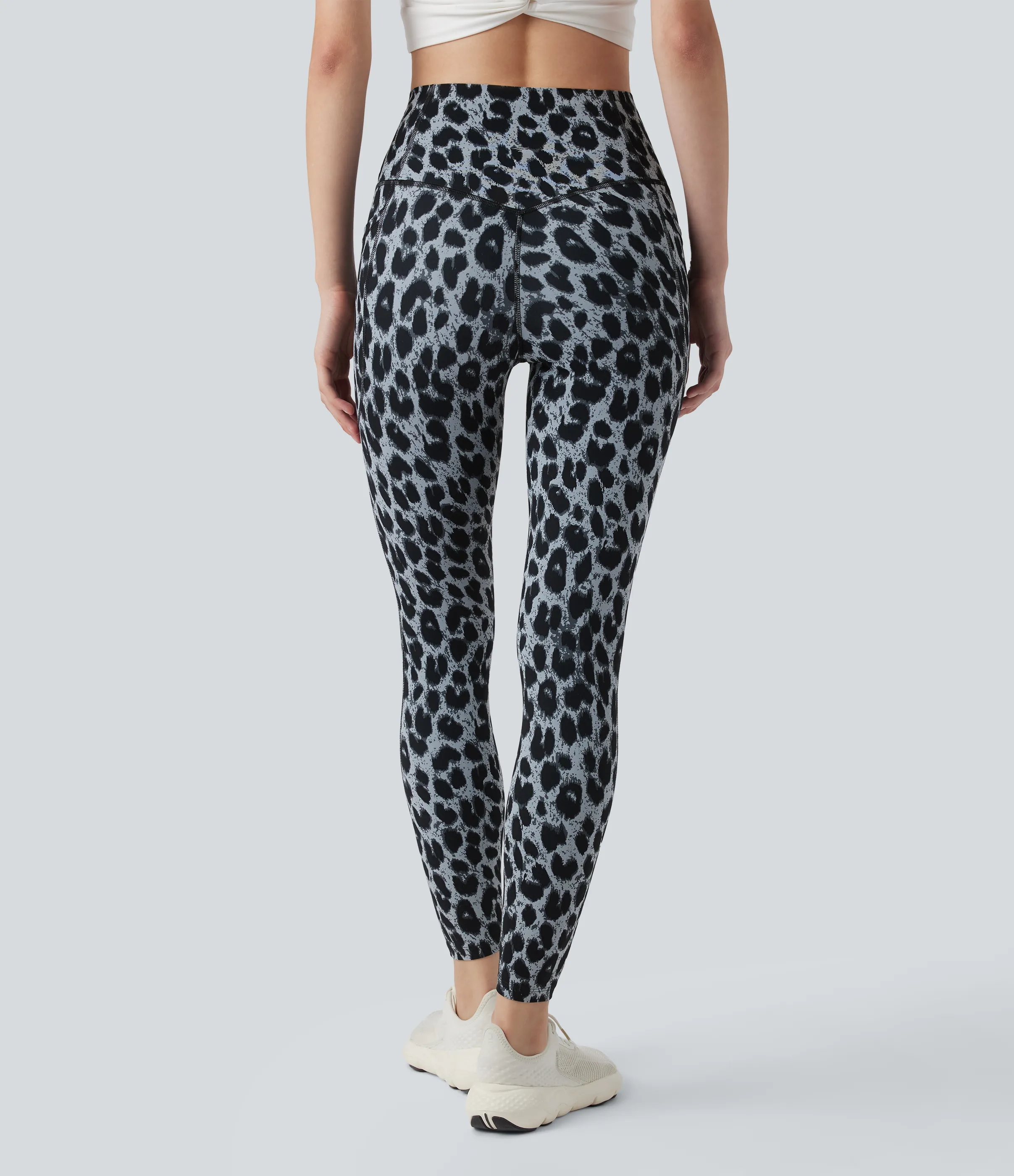 Halara Leggings de yoga Halara UltraSculpt™ con estampado de leopardo, cintura alta, control de abdomen y bolsillos - Moonshadow Leopard - S(7/8) sold by Halara product image thumbnail 3