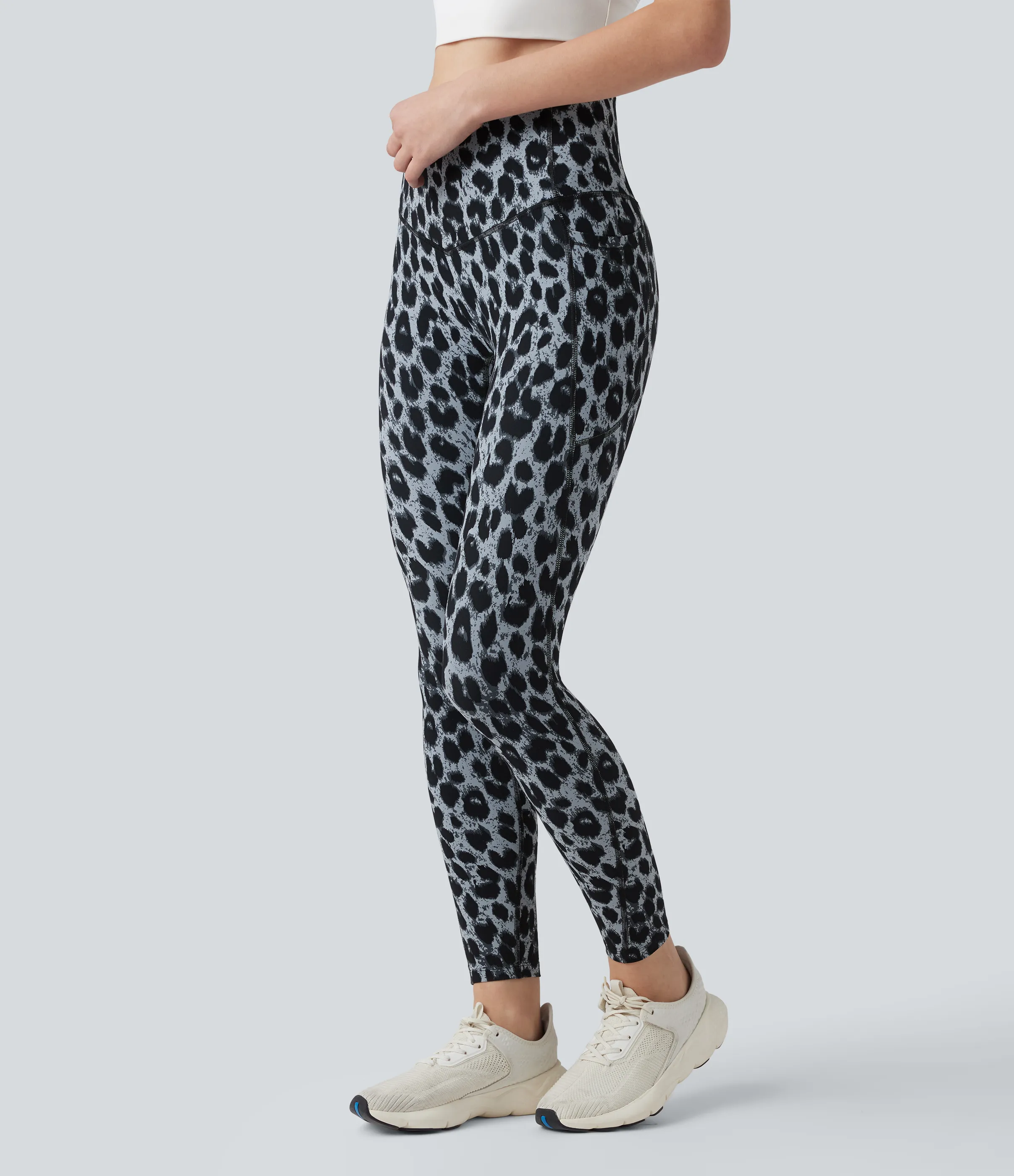 Halara Leggings de yoga Halara UltraSculpt™ con estampado de leopardo, cintura alta, control de abdomen y bolsillos - Moonshadow Leopard - S(7/8) sold by Halara product image thumbnail 4