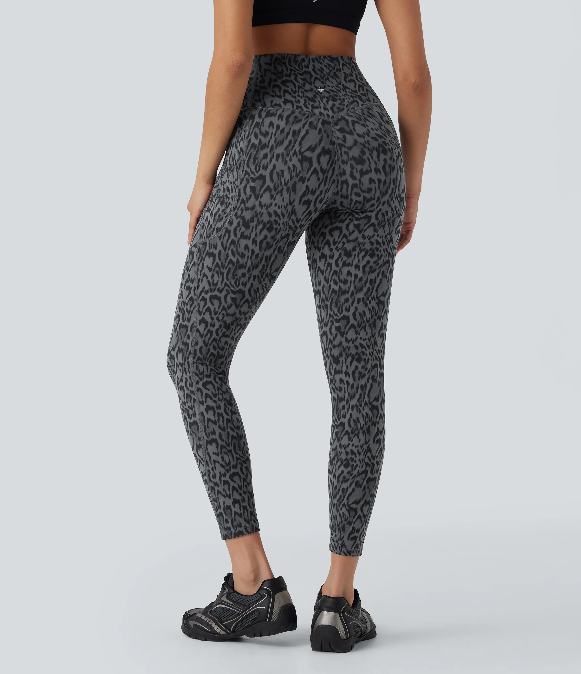 Halara Leggings de yoga Halara UltraSculpt™ con estampado de leopardo, cintura alta, control de abdomen y bolsillos - Shadow Leopard - S(7/8) sold by Halara product image thumbnail 3