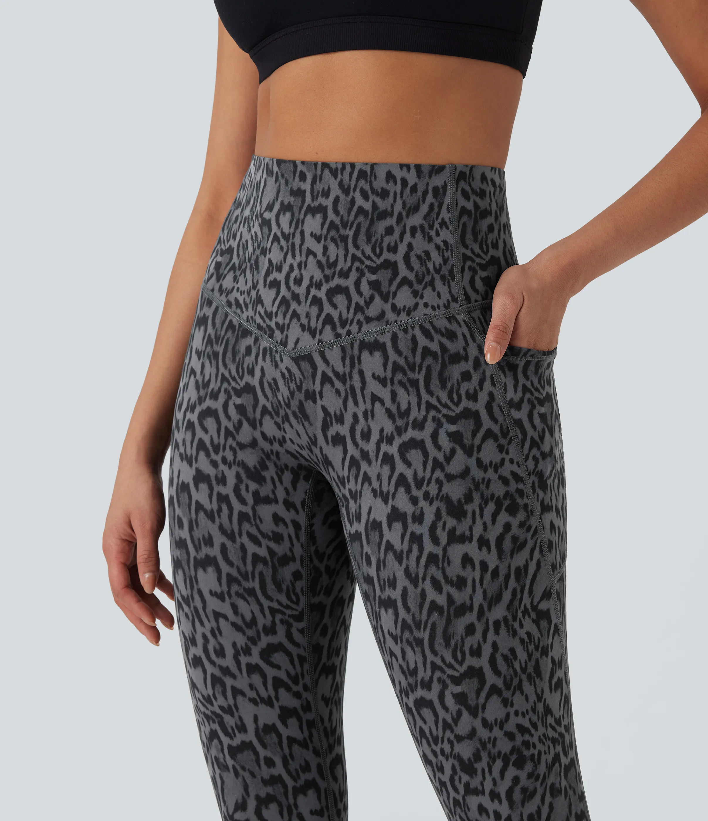 Halara Leggings de yoga Halara UltraSculpt™ con estampado de leopardo, cintura alta, control de abdomen y bolsillos - Shadow Leopard - S(7/8) sold by Halara product image thumbnail 5