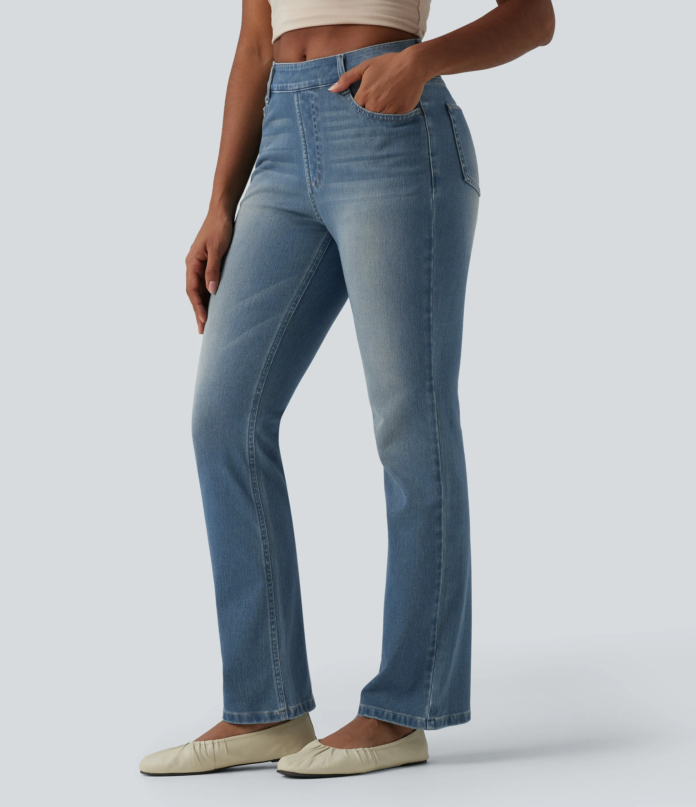 Halara Jeans Halara Flex™ Denim en corte de bota elásticos de tiro alto descoloridos con múltiples bolsillos - Blue Surf Denim - M(regular) sold by Halara