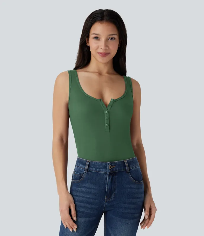 Halara Camiseta ajustada cuello Henley acanalado - Dark Verdant Green - XL made by Halara