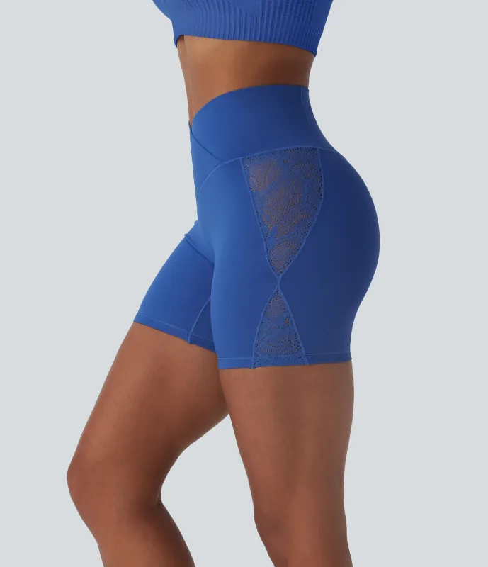 Halara Pantalón corto Softlyzero™ yoga ciclista tiro alto bolsillo trasero encaje contrastante cruzado 12.5 cm- UPF50+ - Beaucoup Blue - XL made by Halara