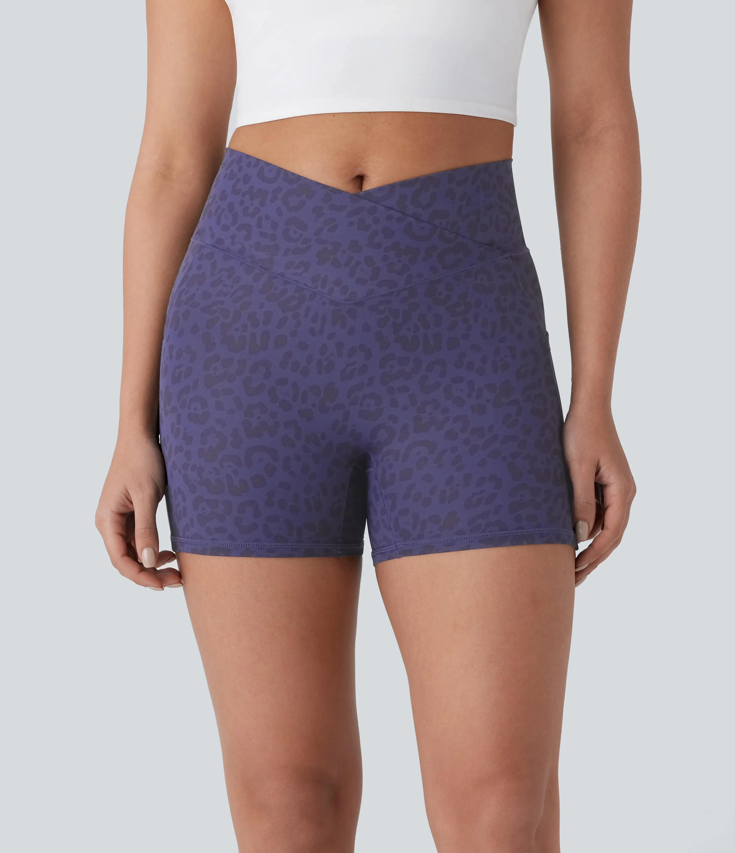 Halara Pantalón corto yoga ciclista tiro alto bolsillo lateral cruzado estampado leopardo 10cm - Dark Blue Leopard Print - XL sold by Halara product image thumbnail 2