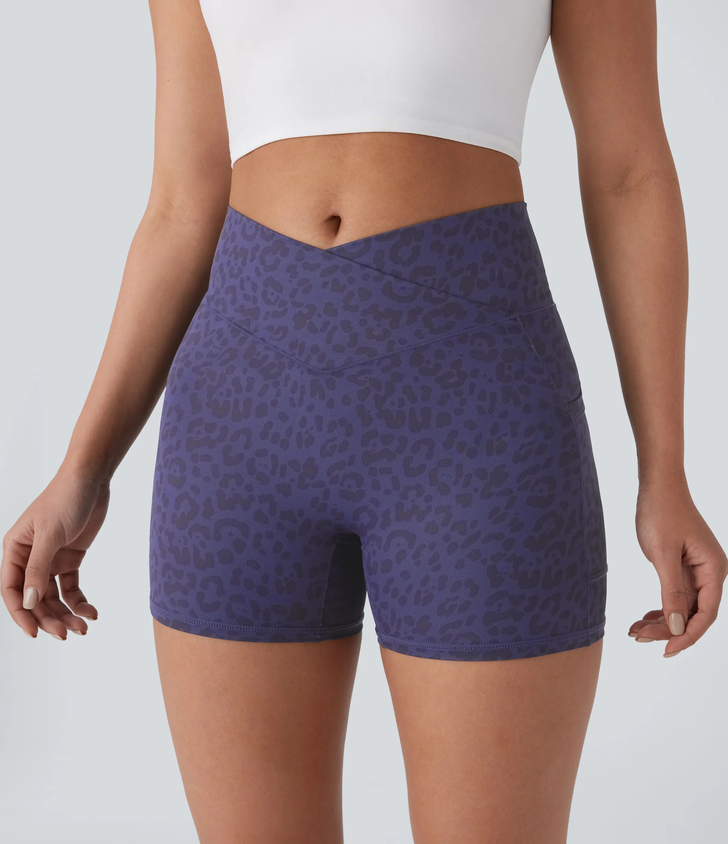 Halara Pantalón corto yoga ciclista tiro alto bolsillo lateral cruzado estampado leopardo 10cm - Dark Blue Leopard Print - XL sold by Halara product image thumbnail 5