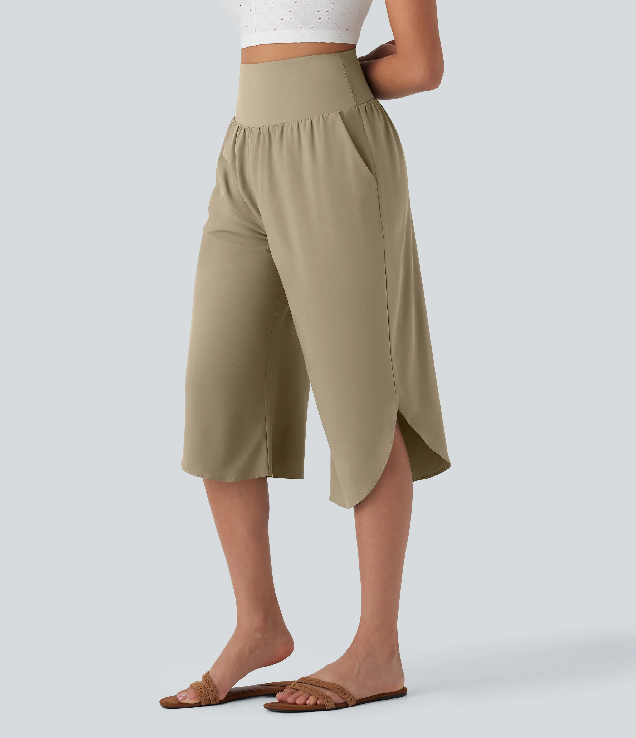 Halara Pantalón Breezeful™ SoCinched Capri Resort tiro alto control abdomen dobladillo dividido secado rápido bolsillo lateral - Fields of Rye - XL sold by Halara