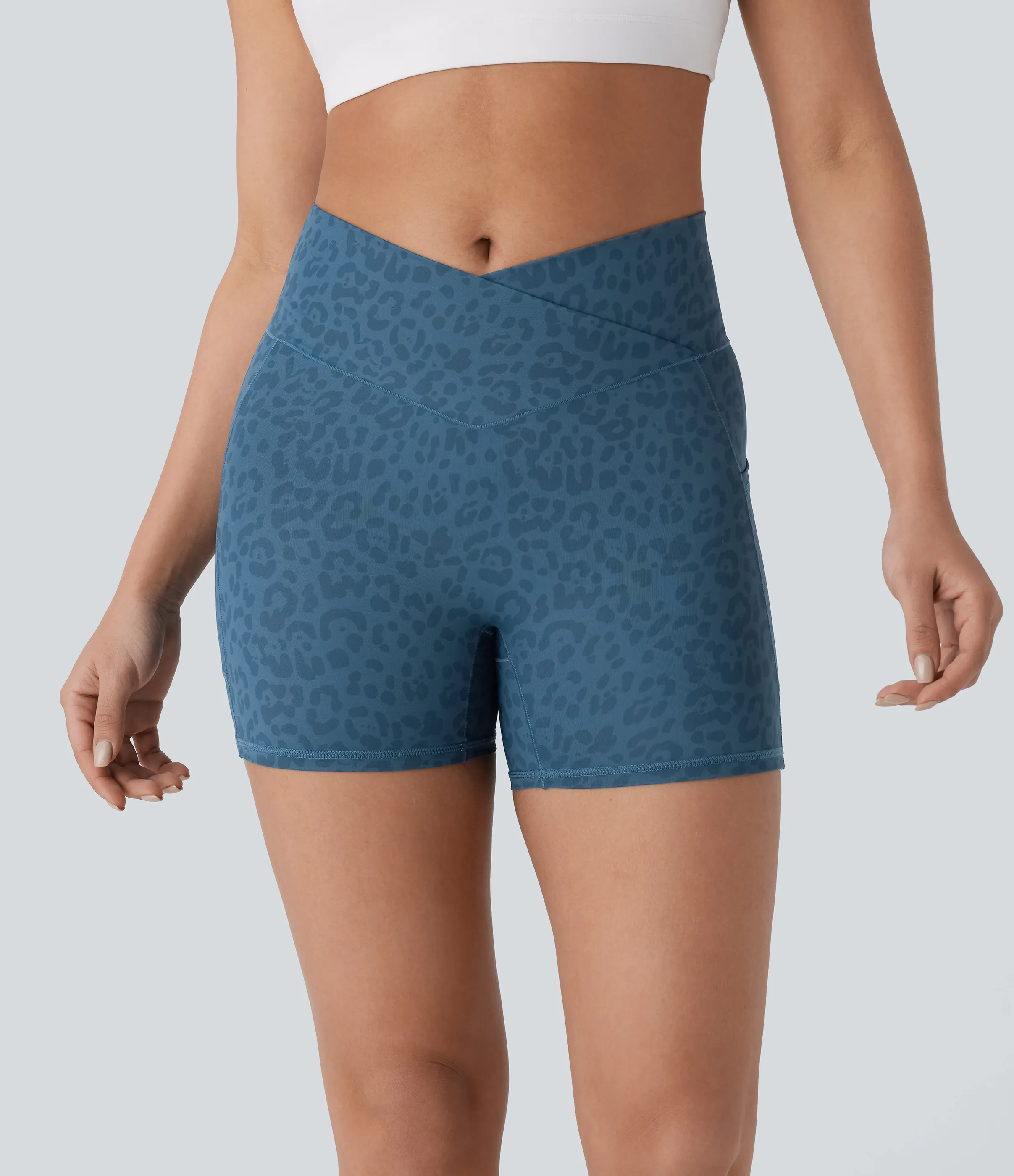 Halara Pantalón corto yoga ciclista tiro alto bolsillo lateral cruzado estampado leopardo 10cm - Lake Blue Leopard Print - XL sold by Halara product image thumbnail 4