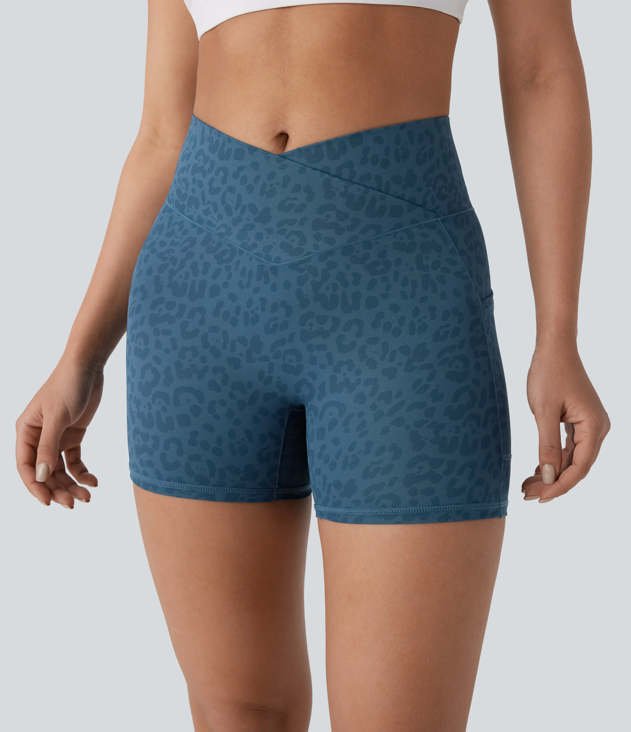 Halara Pantalón corto yoga ciclista tiro alto bolsillo lateral cruzado estampado leopardo 10cm - Lake Blue Leopard Print - XL sold by Halara product image thumbnail 5