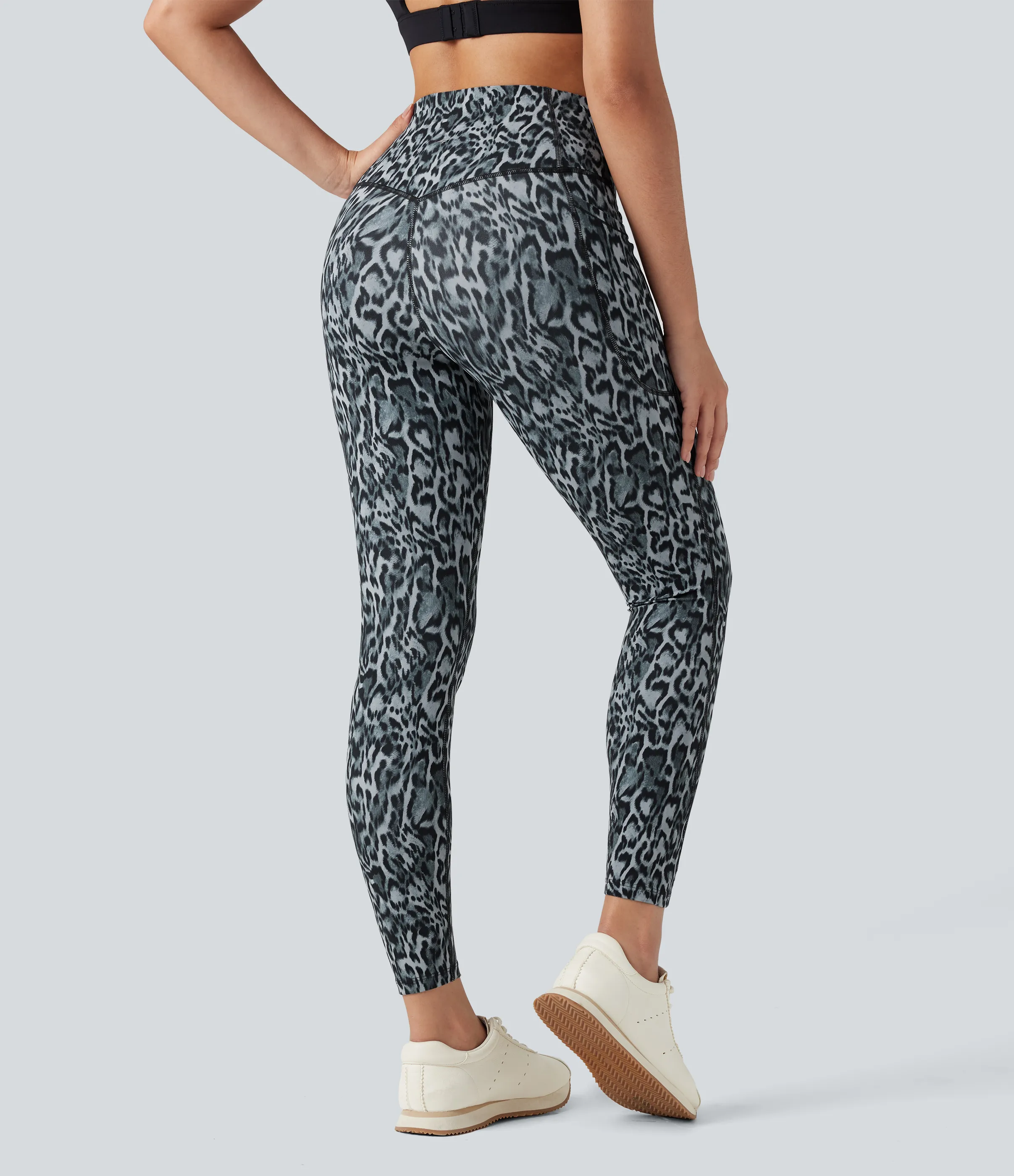 Halara Leggings de yoga Halara UltraSculpt™ con estampado de leopardo, cintura alta, control de abdomen y bolsillos - Black and Silver Leopard Print - S(full_length) sold by Halara product image thumbnail 3