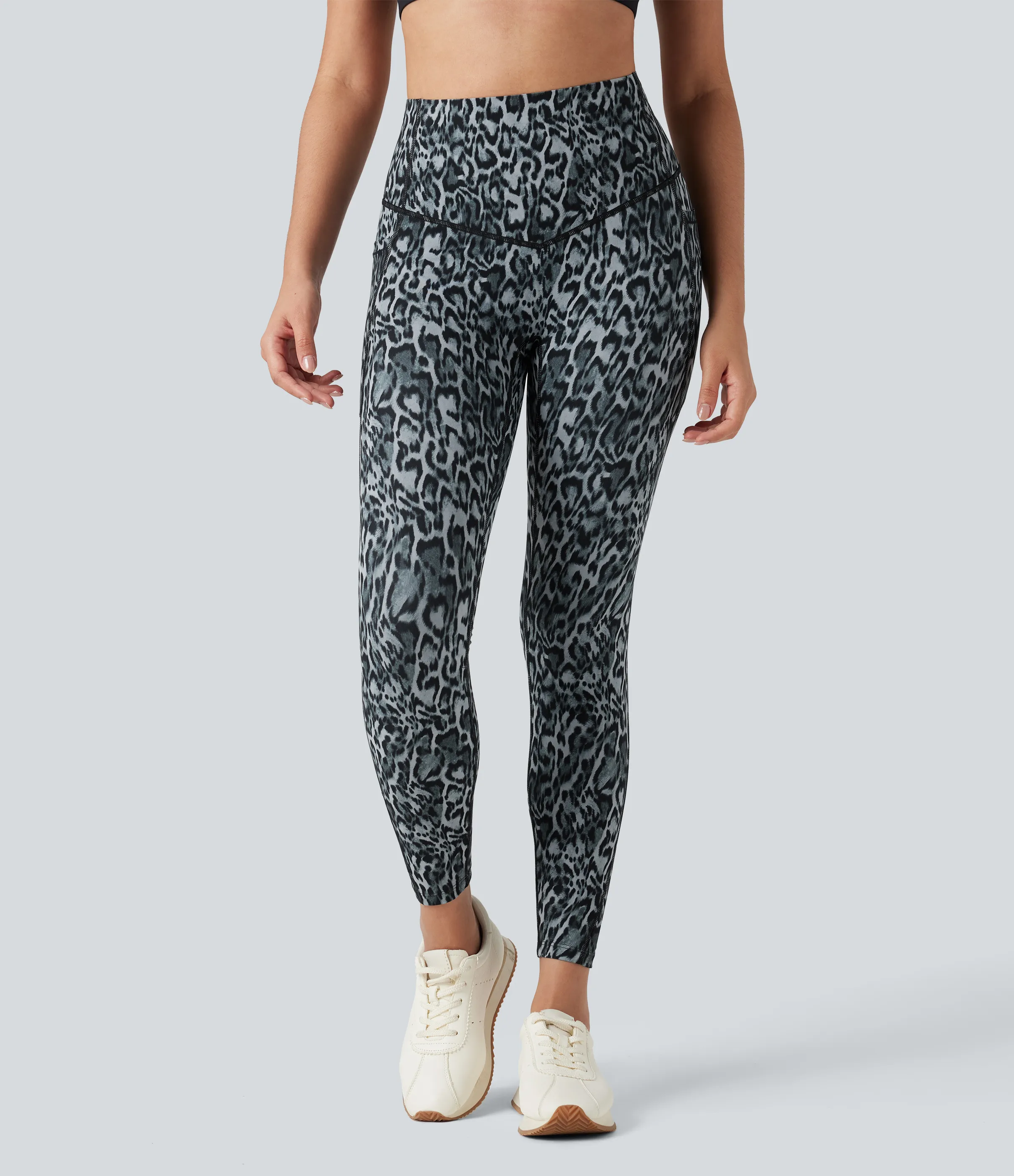 Halara Leggings de yoga Halara UltraSculpt™ con estampado de leopardo, cintura alta, control de abdomen y bolsillos - Black and Silver Leopard Print - S(full_length) sold by Halara product image thumbnail 4