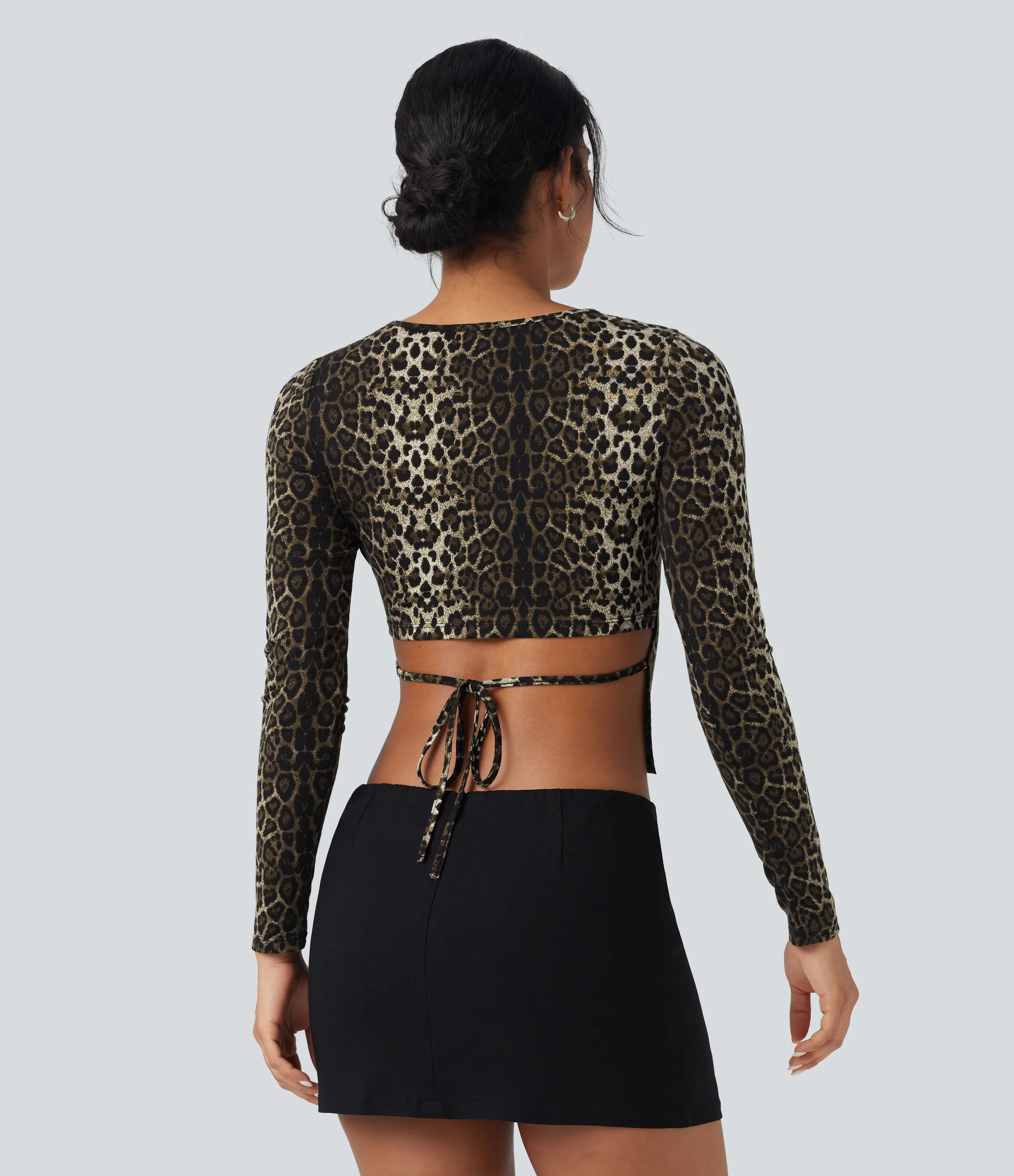 Halara Top casual ajustado de manga larga con estampado de leopardo con cuello redondo y lazo en la espalda - Classic Leopard Twill - XS sold by Halara