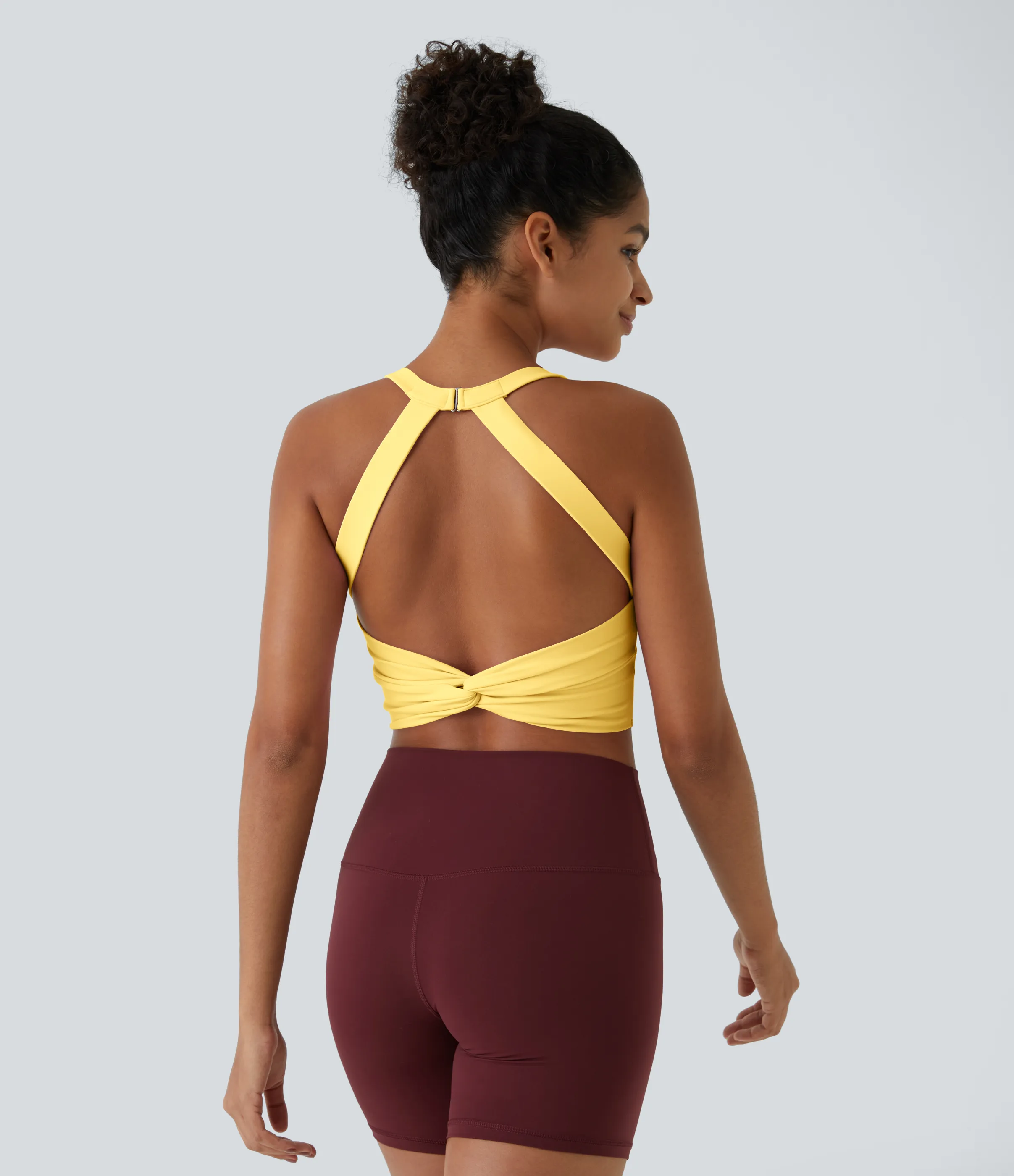 Halara Top corto de yoga SoftlyZero™ Plush afelpado con abertura en copas D-F - Crisp Yellow - XS sold by Halara