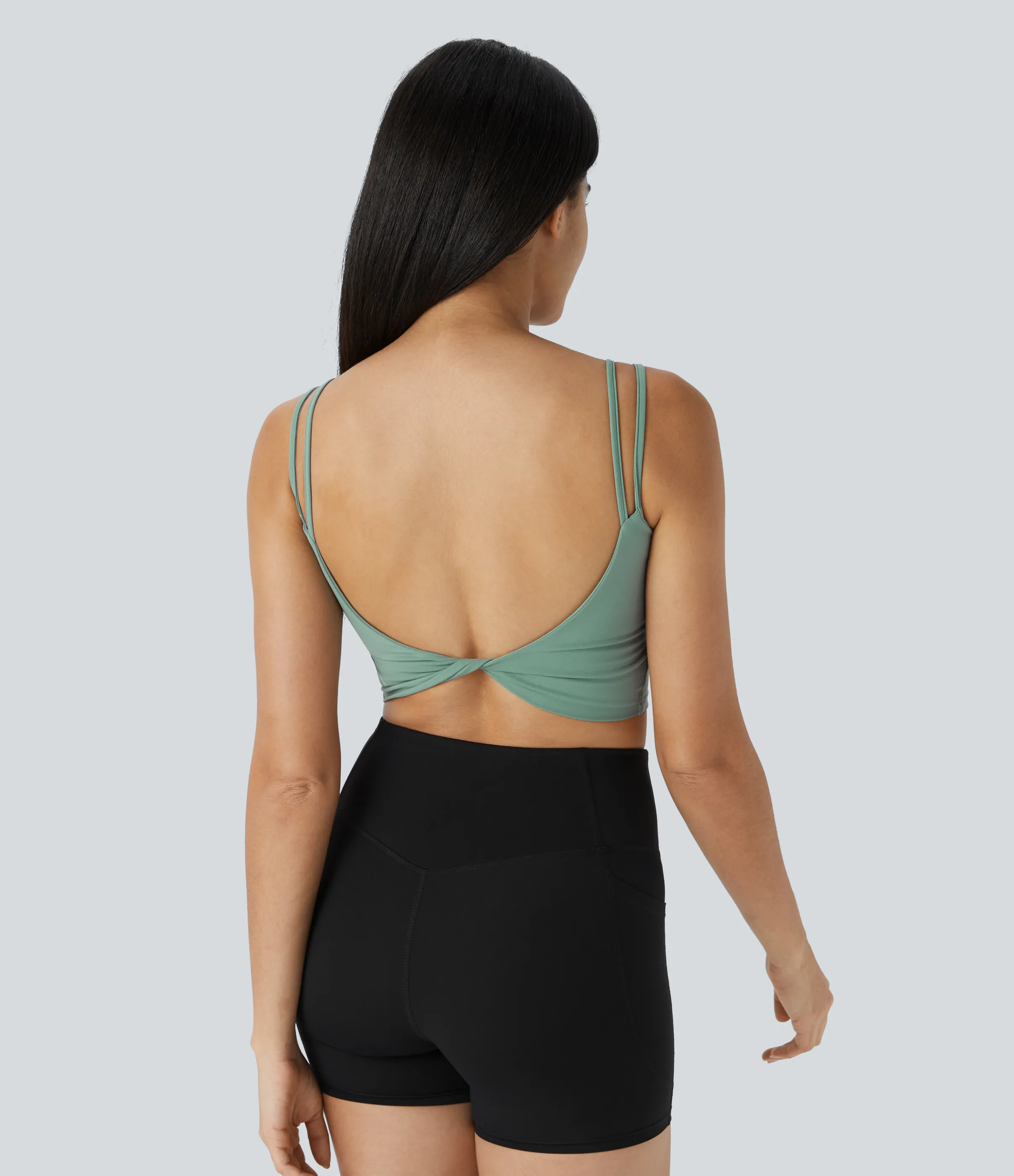 Halara Top corto de yoga con tirantes dobles, espalda cruzada y retorcida en copas D-F - Hedge Green - XS sold by Halara