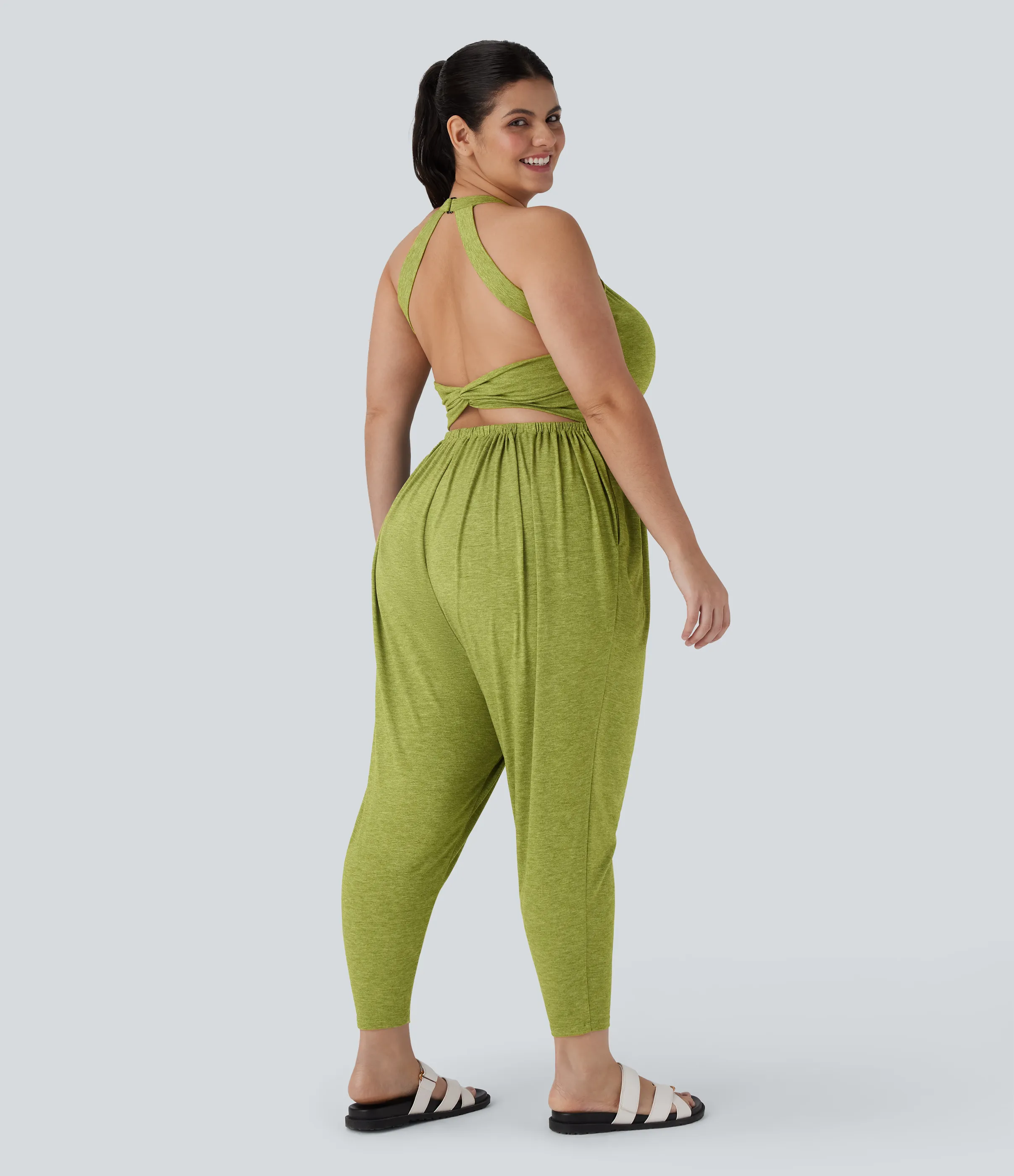 Halara Mono talla grande sin espalda diseño harén torcido bolsillo lateral - Edición Easy Peezy - Soft Meadow Green - 3X(regular) sold by Halara