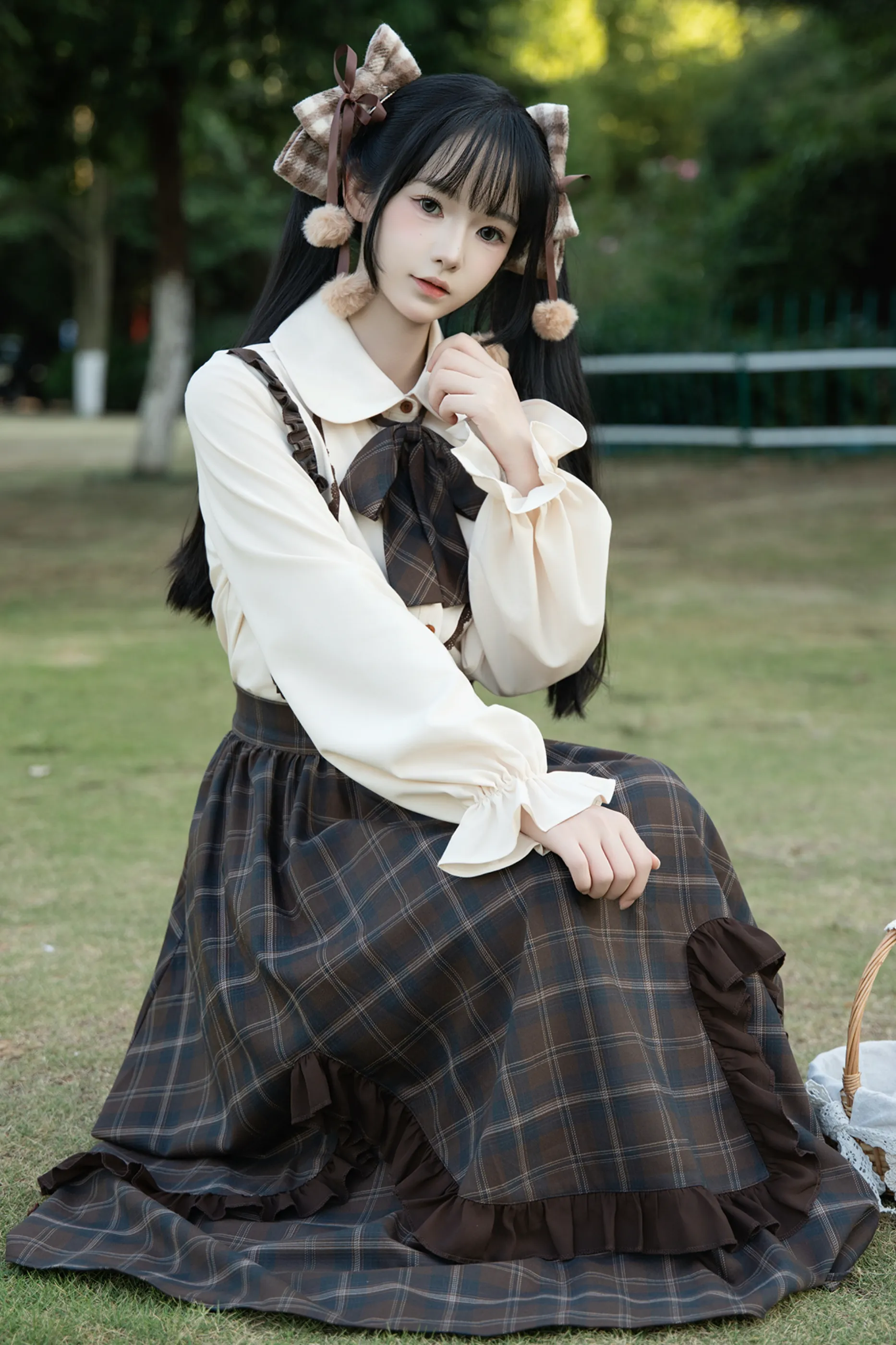レトロガーリーチェックスカート+フリルブラウス sold by Belchic product image thumbnail 3
