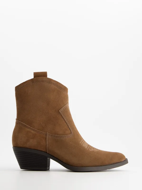 Suede cowboy boots with heel - Aroa sold by Ulanka