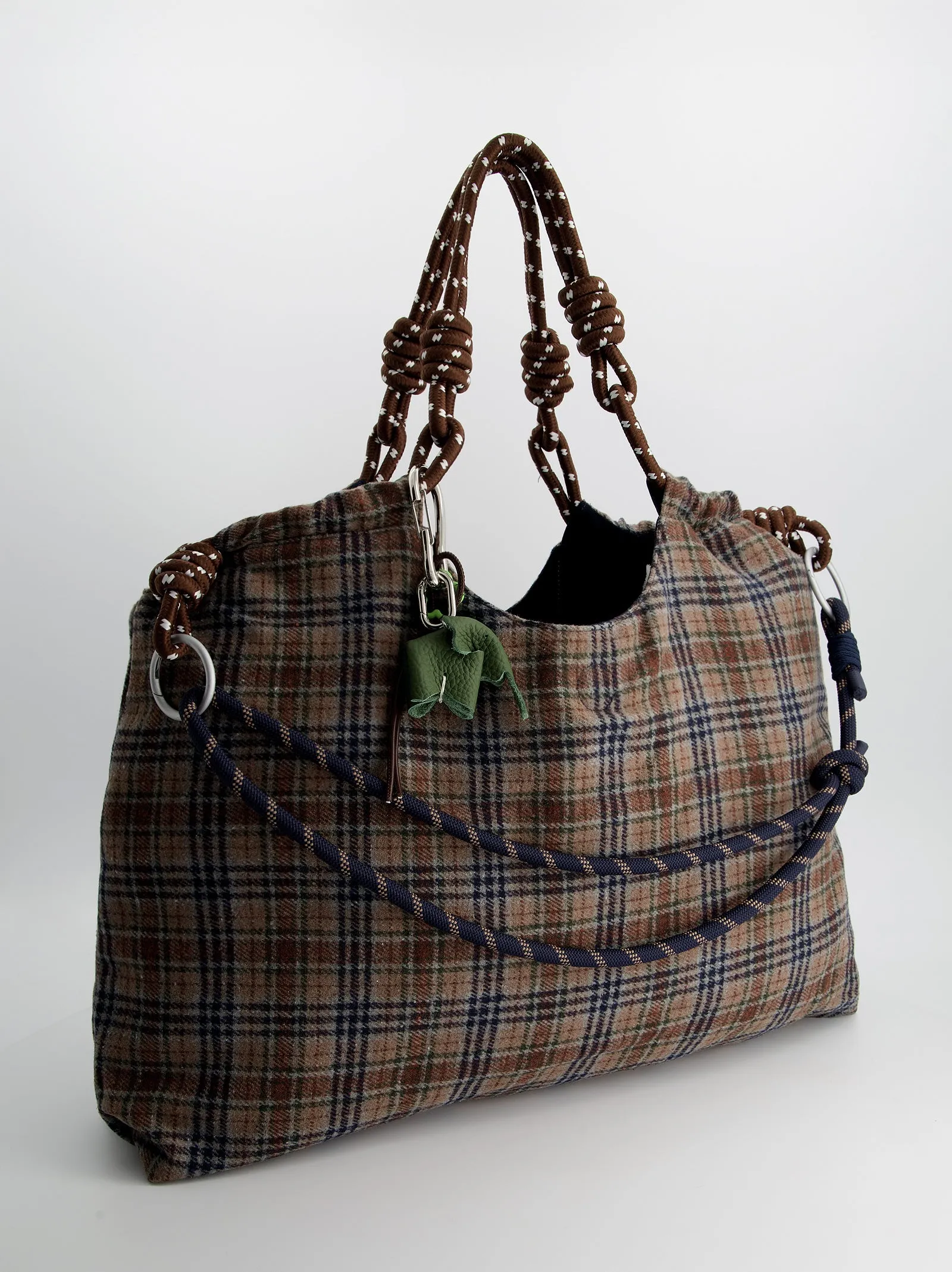 Bolso tote a cuadros con charms - Rever sold by Ulanka product image thumbnail 3