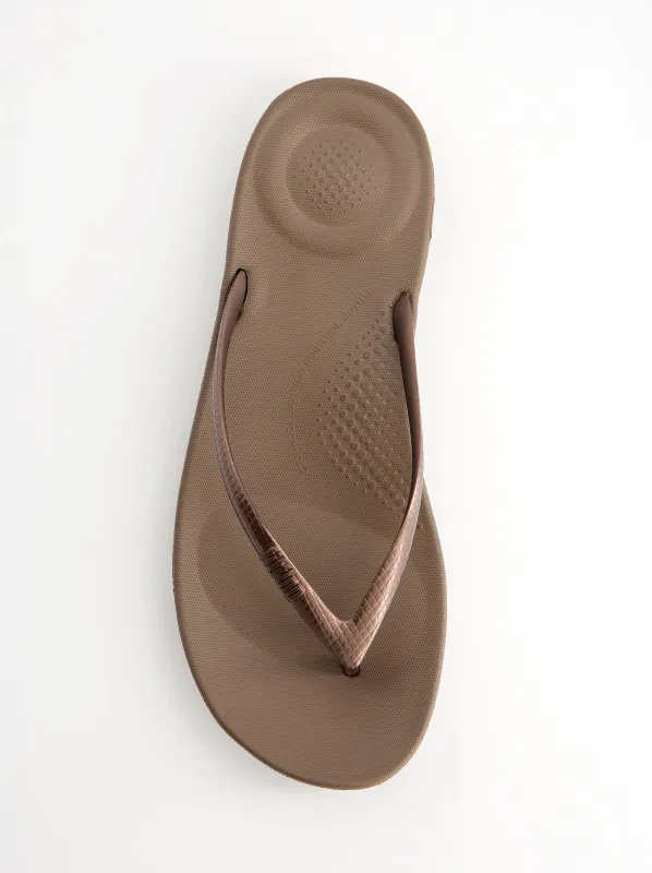 Toe-post sandal with ergonomic sole - Fitflop Iqushion made by Fitflop