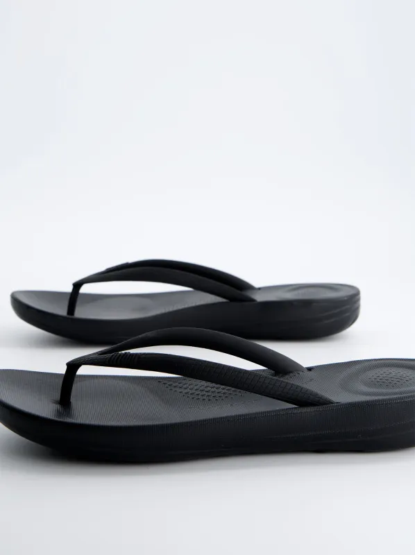 Toe-post sandal with ergonomic sole - Fitflop Iqushion made by Fitflop