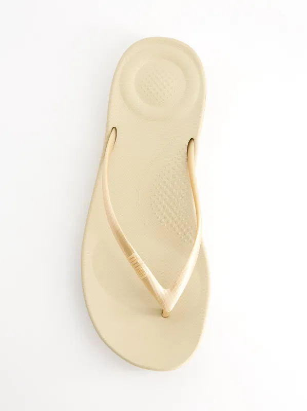 Toe-post sandal with ergonomic sole - Fitflop Iqushion made by Fitflop