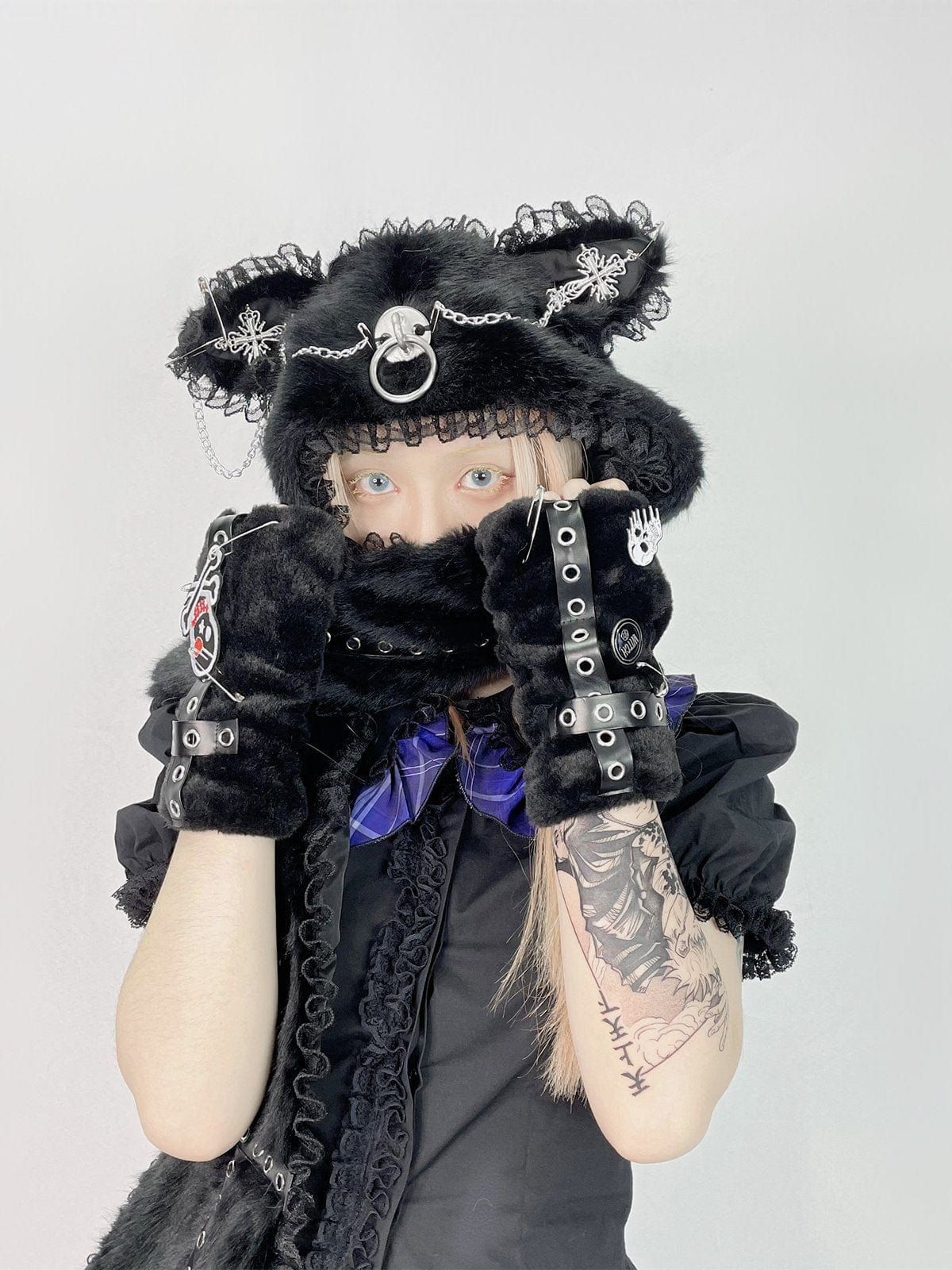 Punk Skull Plush Gloves sold by Yugen Theory product image thumbnail 2