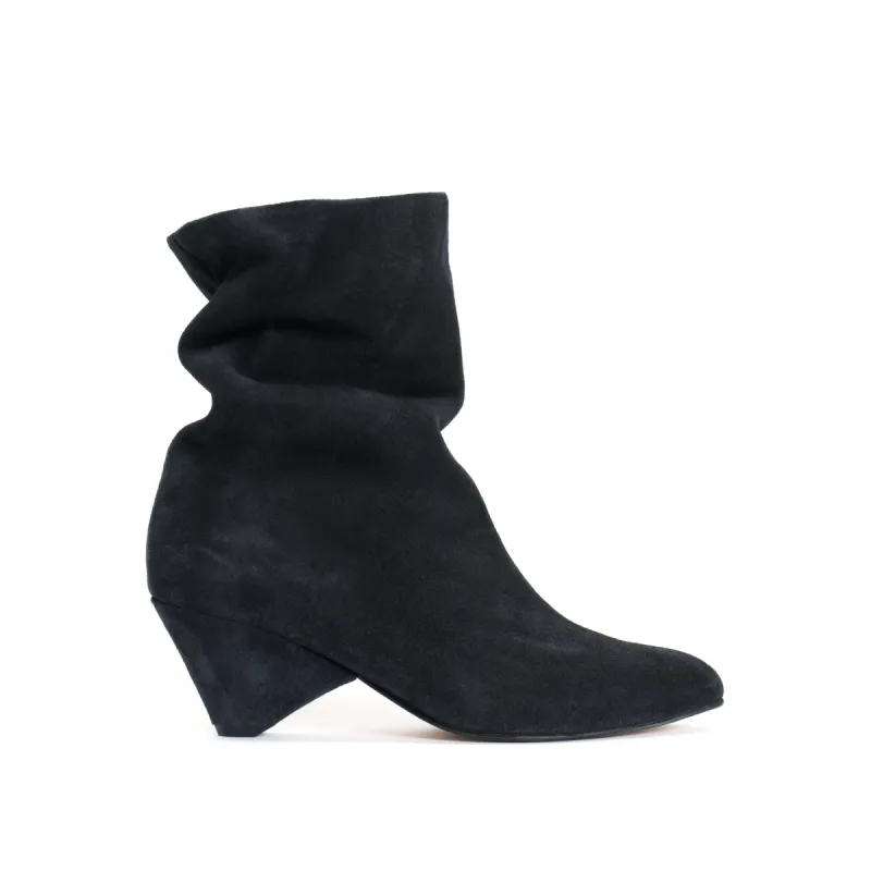 Vully 50 triangle Calf suede Dark blue sold by Anonymous Copenhagen