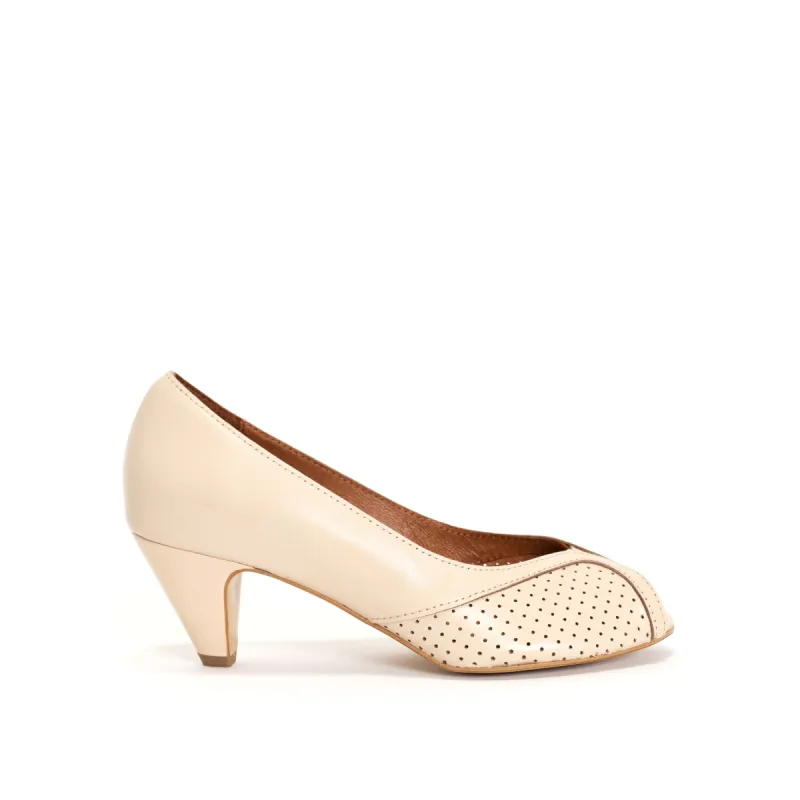 Tiffany stiletto Shiny lamb Vanilla cream sold by Anonymous Copenhagen