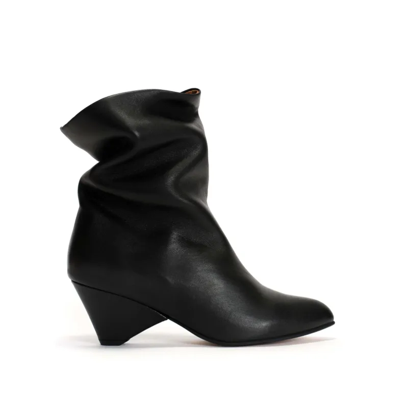 Vully 50 Triangle Soft calf Black sold by Anonymous Copenhagen