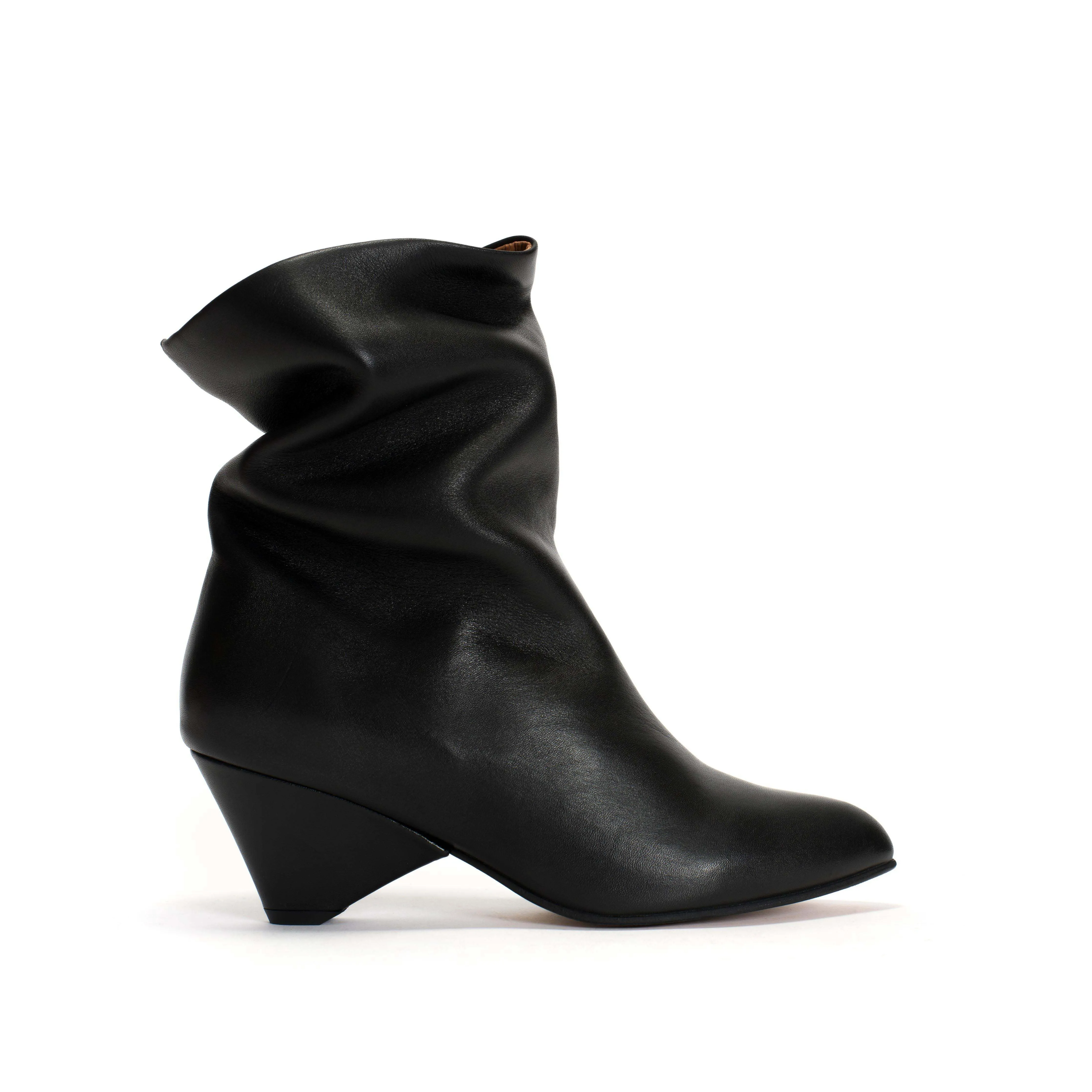 Vully 50 Triangle Soft calf Black sold by Anonymous Copenhagen