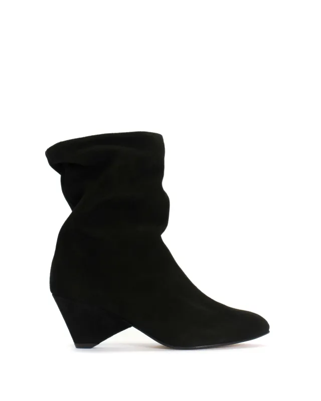 Vully 50 Triangle Calf suede Black sold by Anonymous Copenhagen