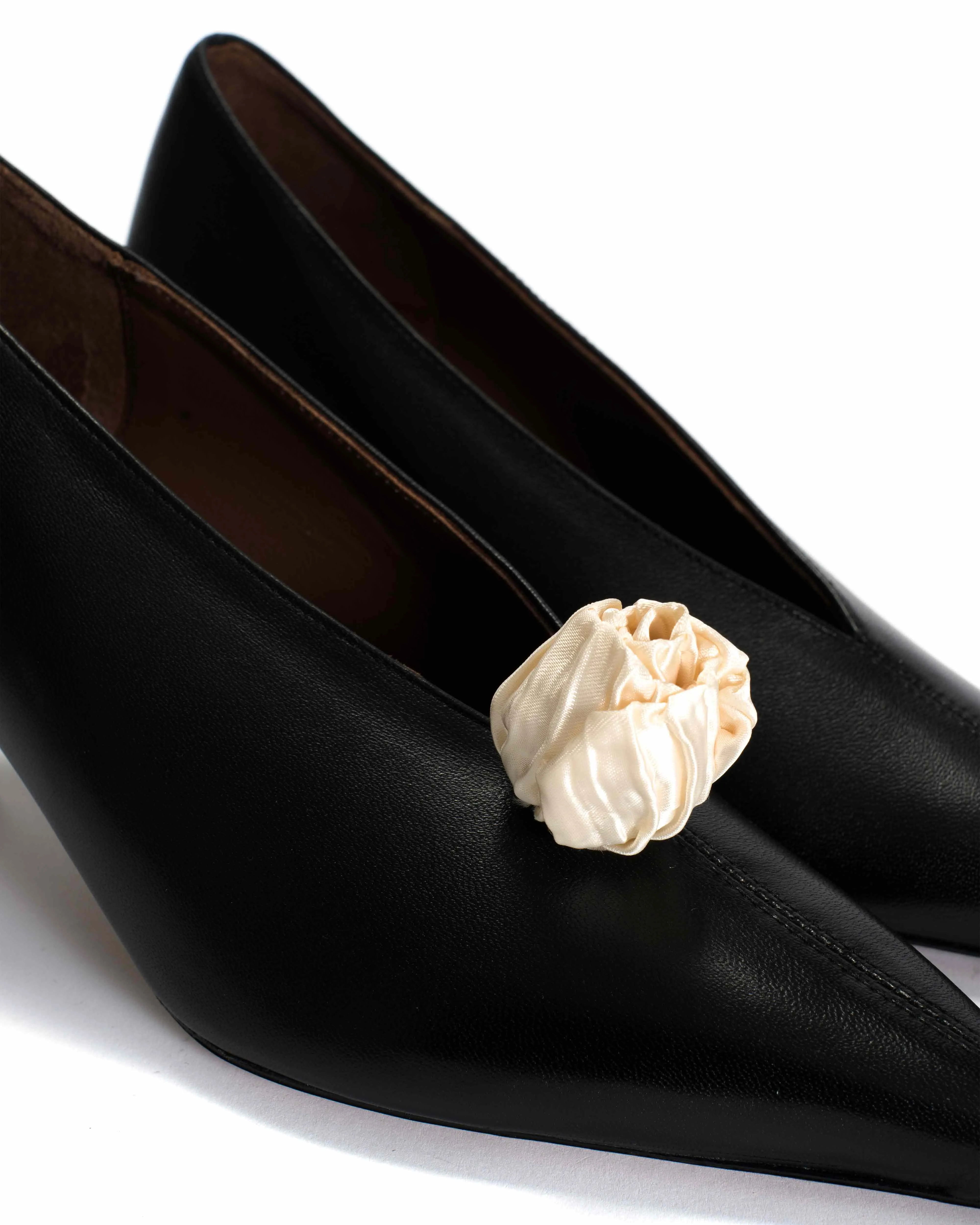 Tulip shoe clip Pleated satin Creamy white sold by Anonymous Copenhagen product image thumbnail 4