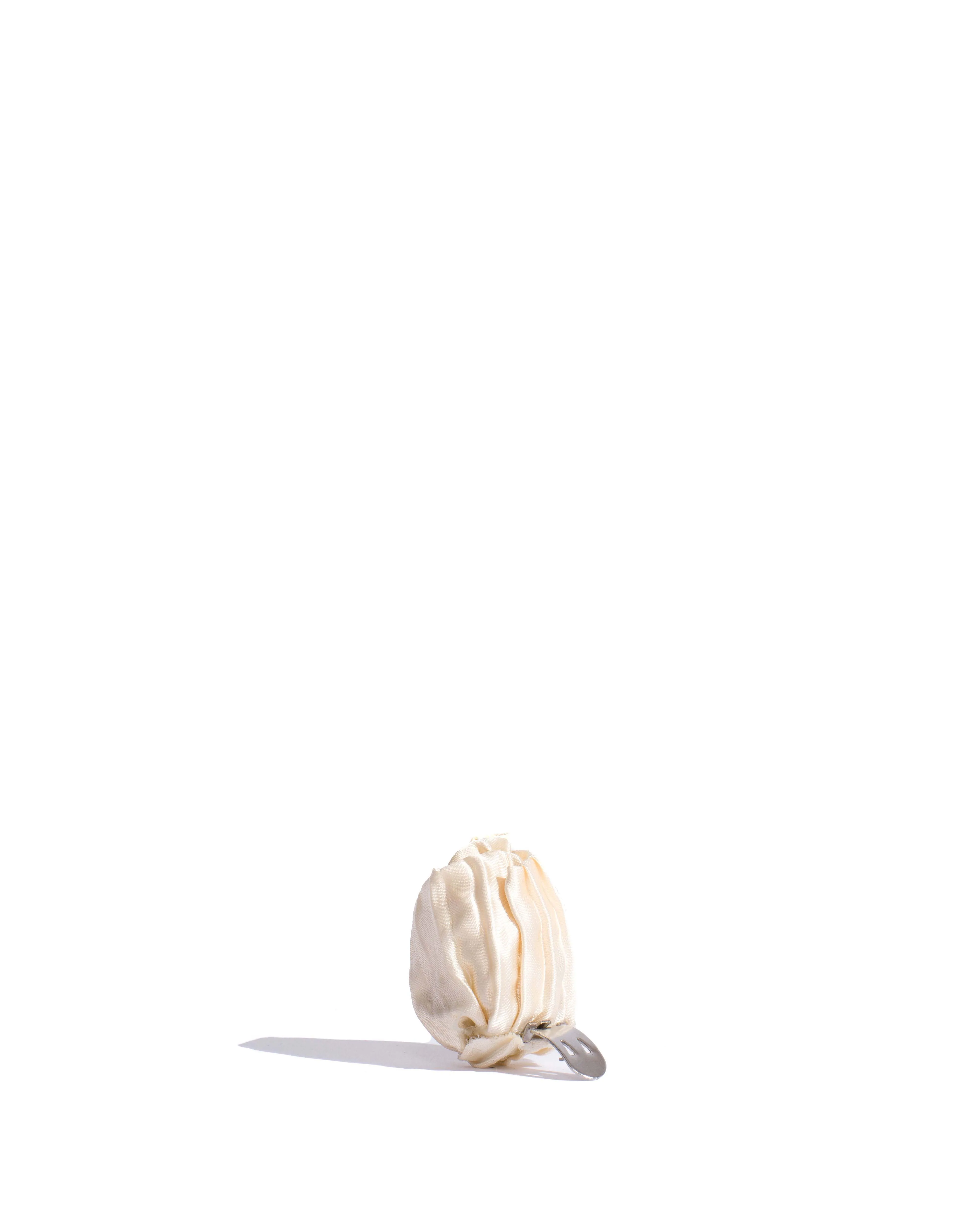 Tulip shoe clip Pleated satin Creamy white sold by Anonymous Copenhagen product image thumbnail 3