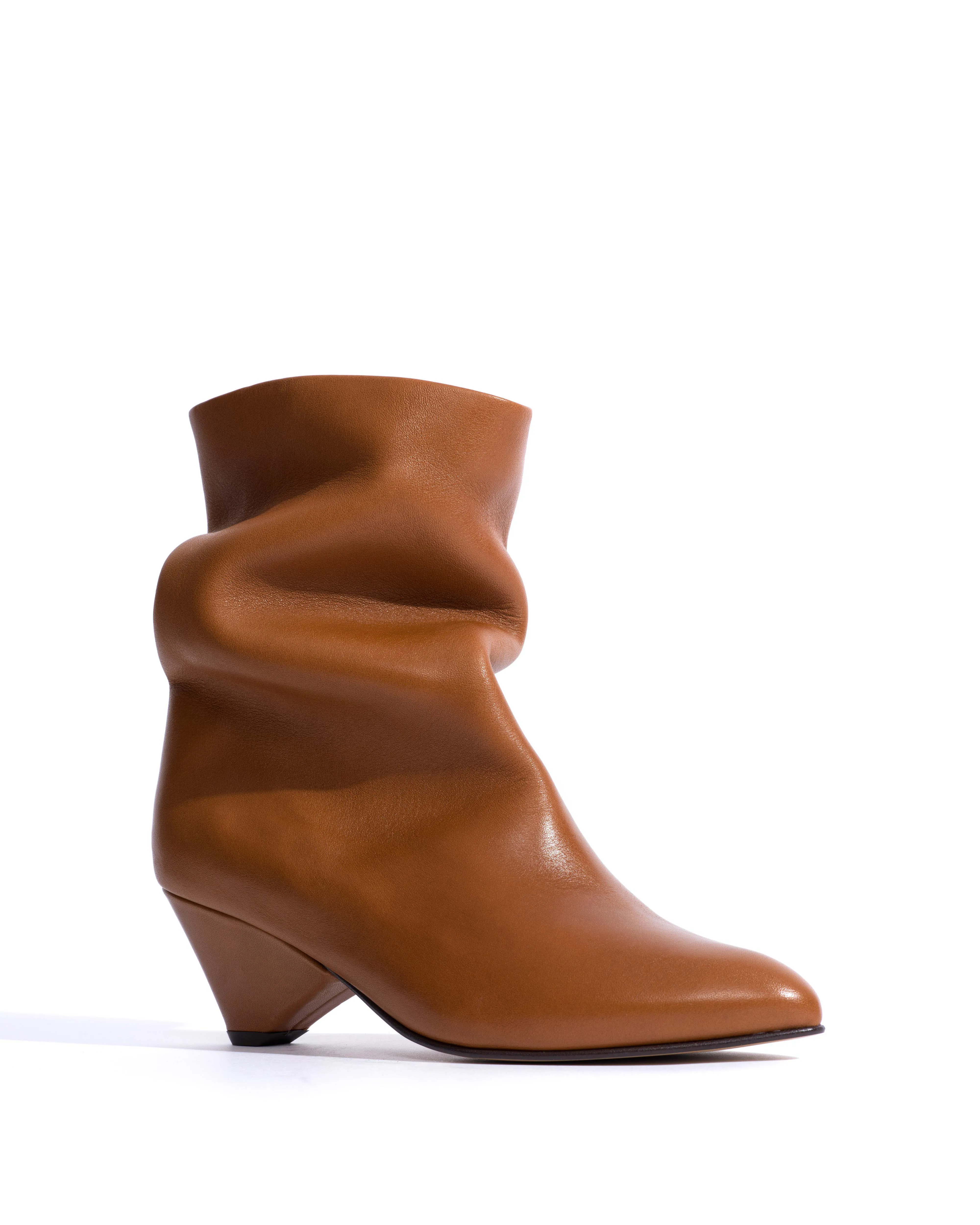 Vully 50 triangle Vegetal soft calf Cinnamon sold by Anonymous Copenhagen product image thumbnail 2