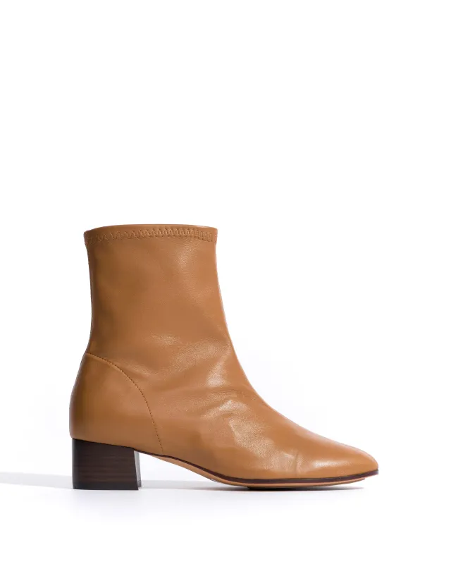 Hanny 40 stacked stretch Silky lamb Caramel sold by Anonymous Copenhagen