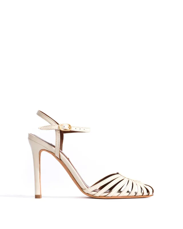 Keesha 100 Crinkled polished goat White sand sold by Anonymous Copenhagen