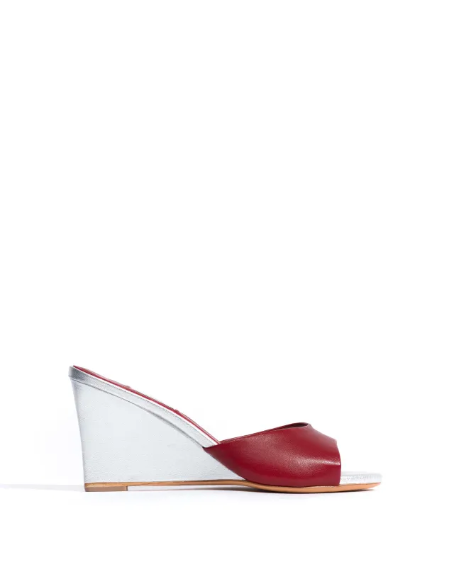 Gwen 75 wedge Shiny lamb & metallic goat Pomegranate & silver made by Anonymous Copenhagen