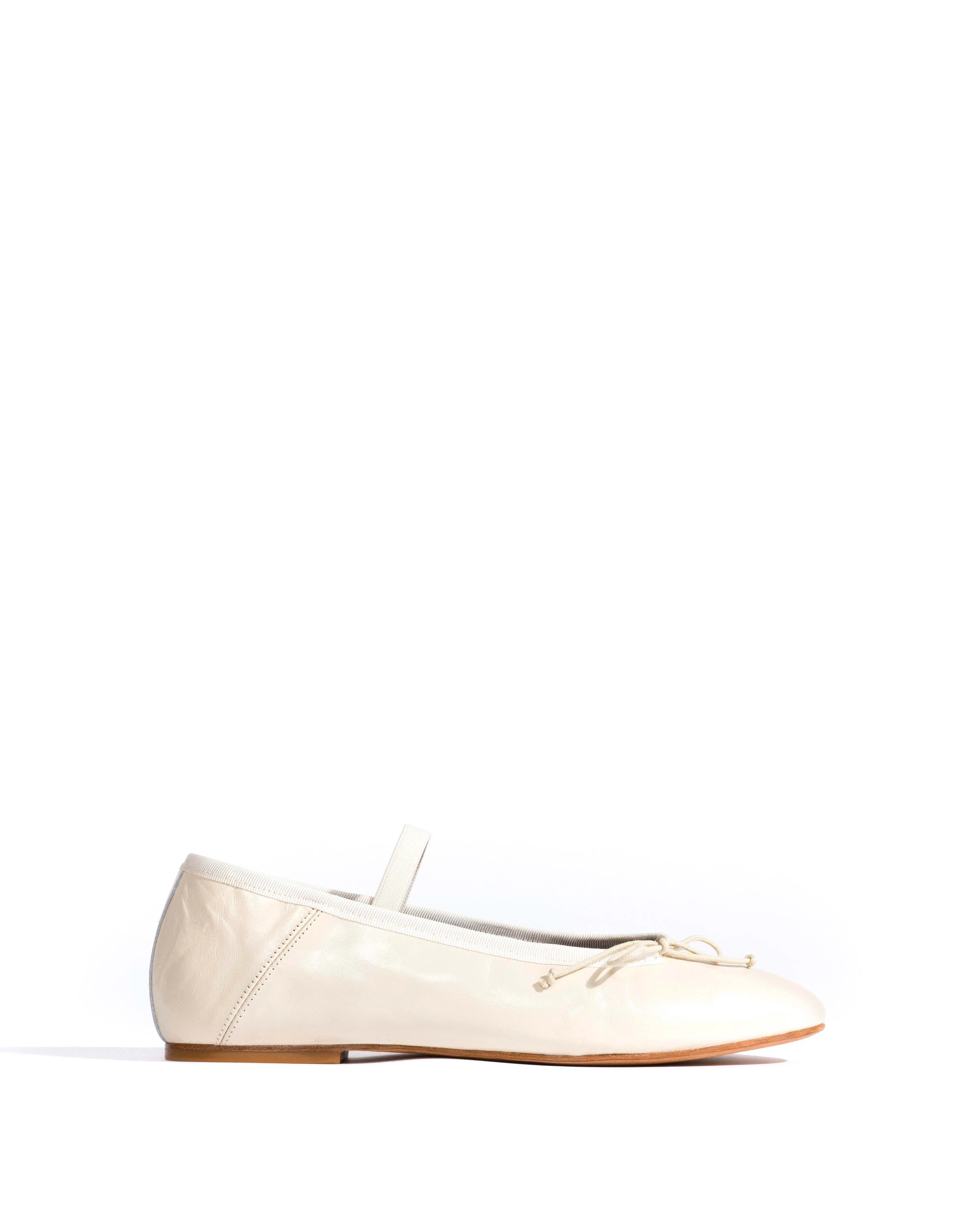 Rhina Crinkled polished goat White sand sold by Anonymous Copenhagen