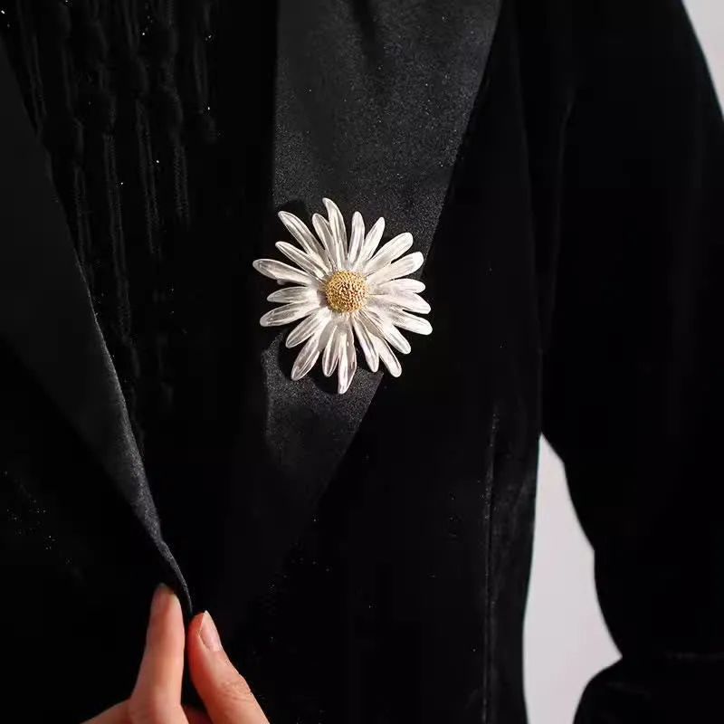 Women's Artistic Oil Painting Silver Daisy Brooch sold by FloralTrip product image thumbnail 3