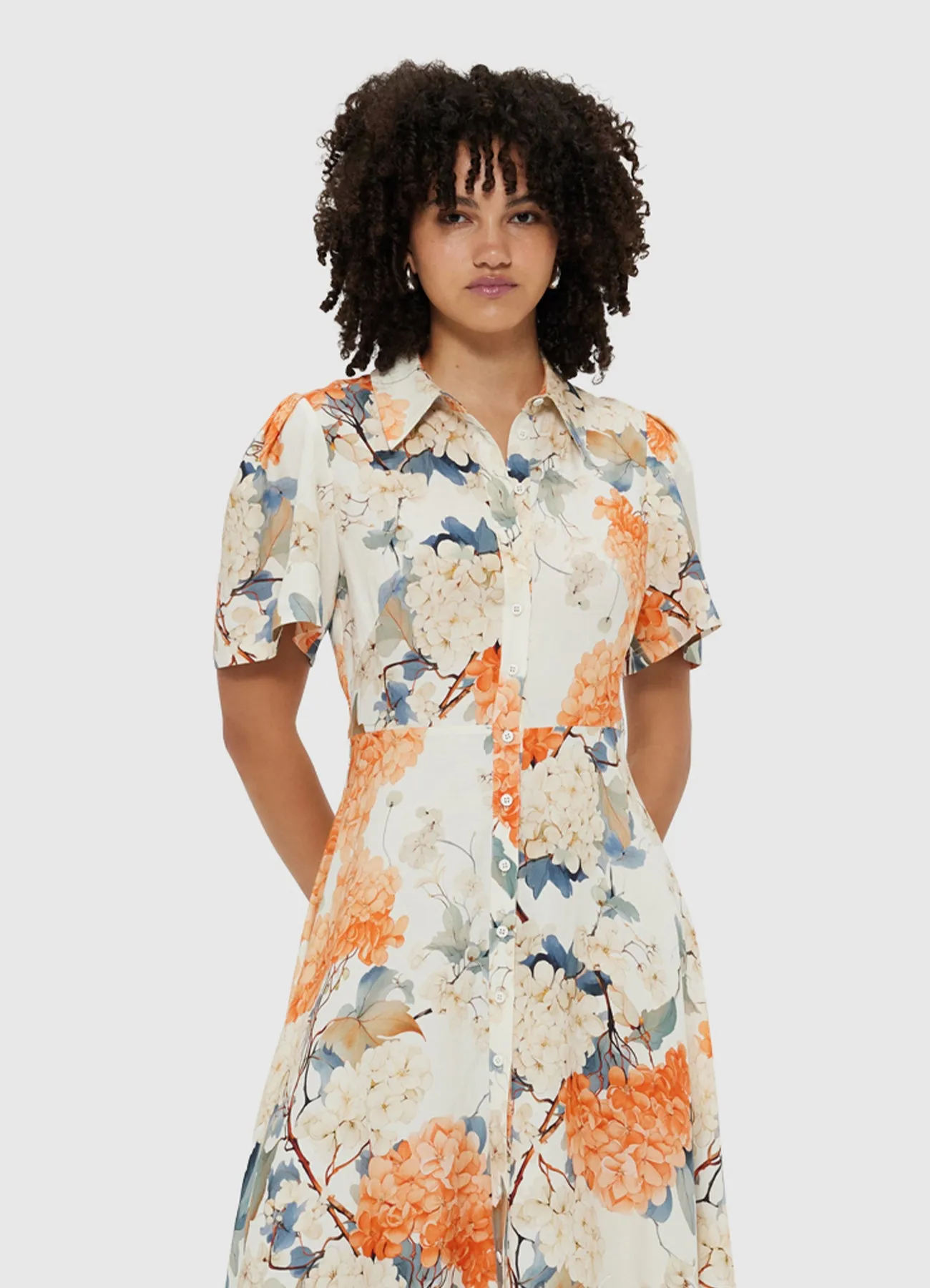Becca Short Sleeve Midi Dress - Hydrangea Print in Vanilla sold by LEO LIN product image thumbnail 5