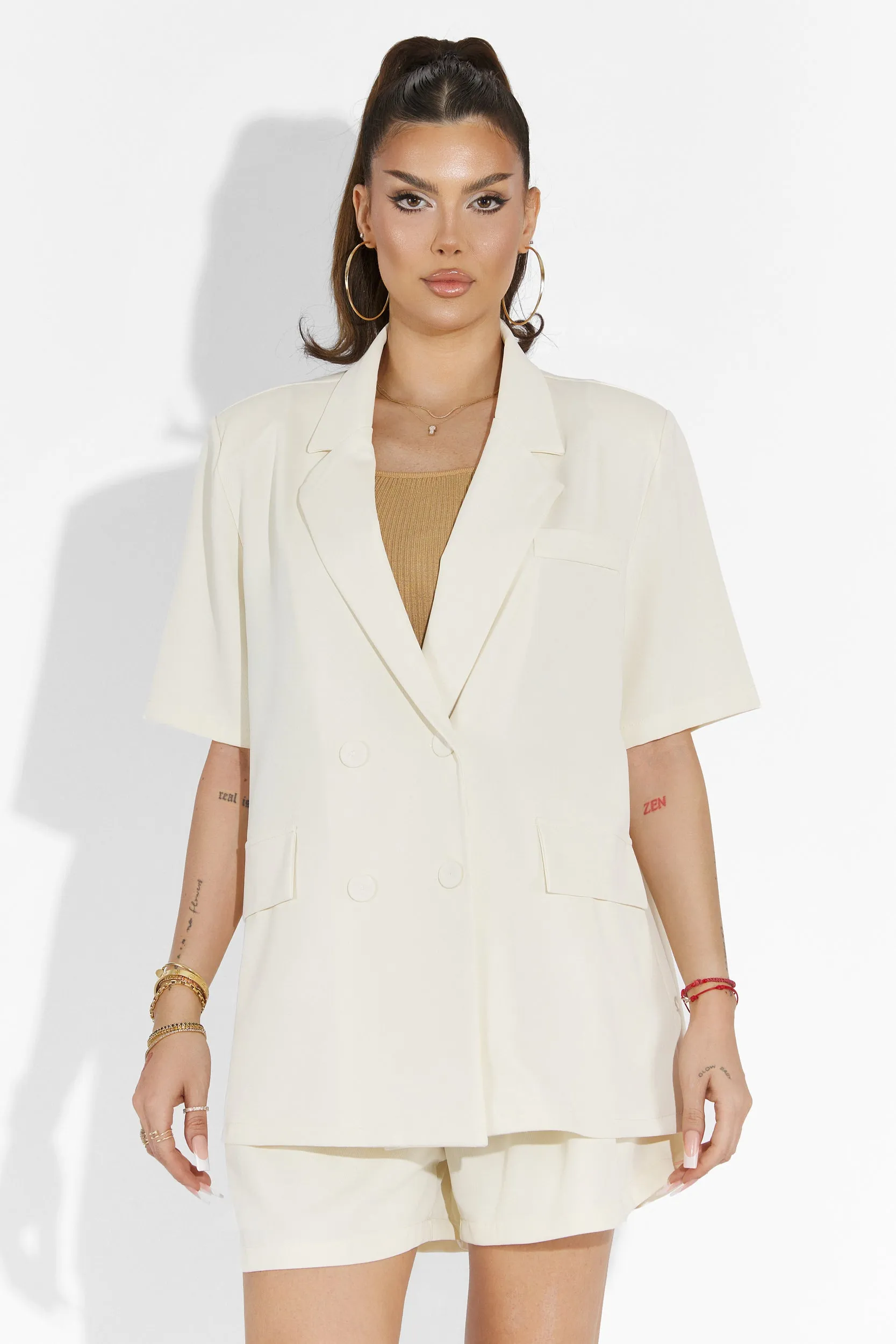 Compleu cu pantaloni scurti crem Dazy Bogas sold by bogas