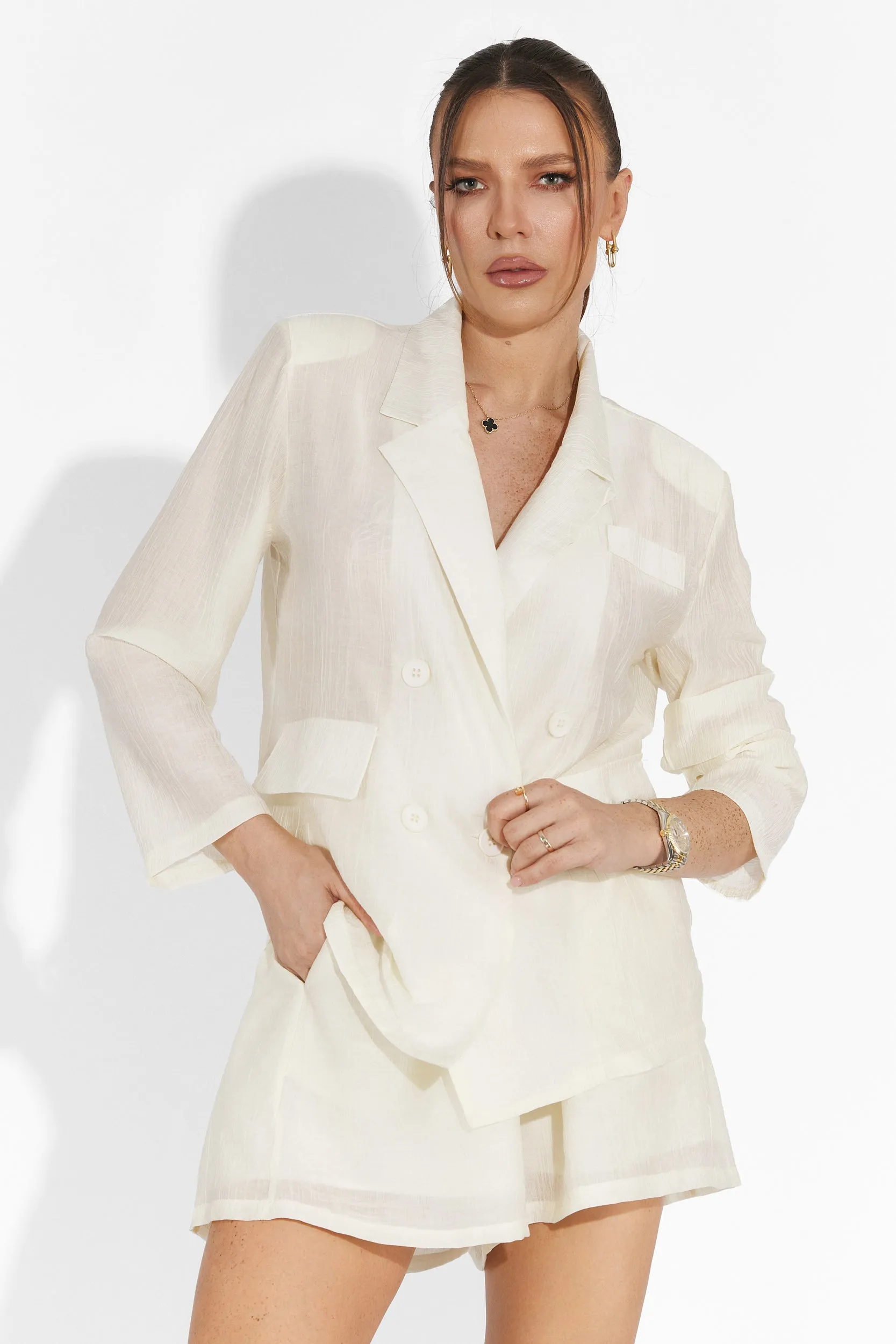 Compleu cu pantaloni scurti bej Javeria Bogas sold by bogas