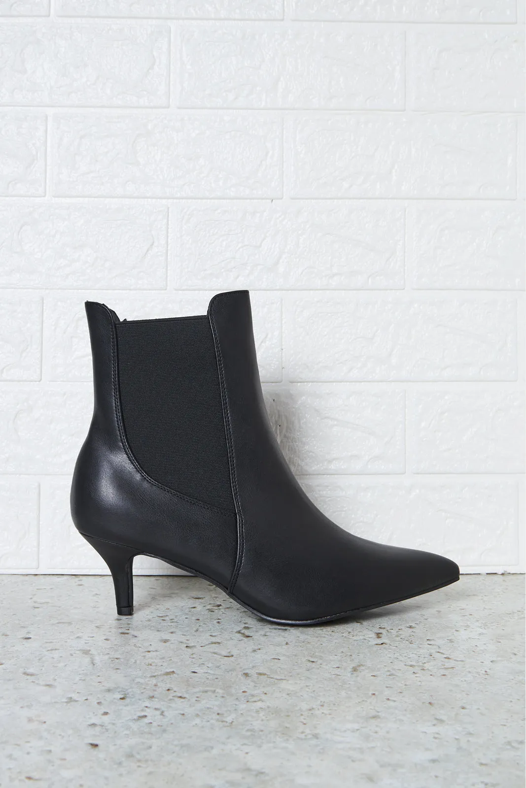 Women Black Solid Boot sold by Redtag