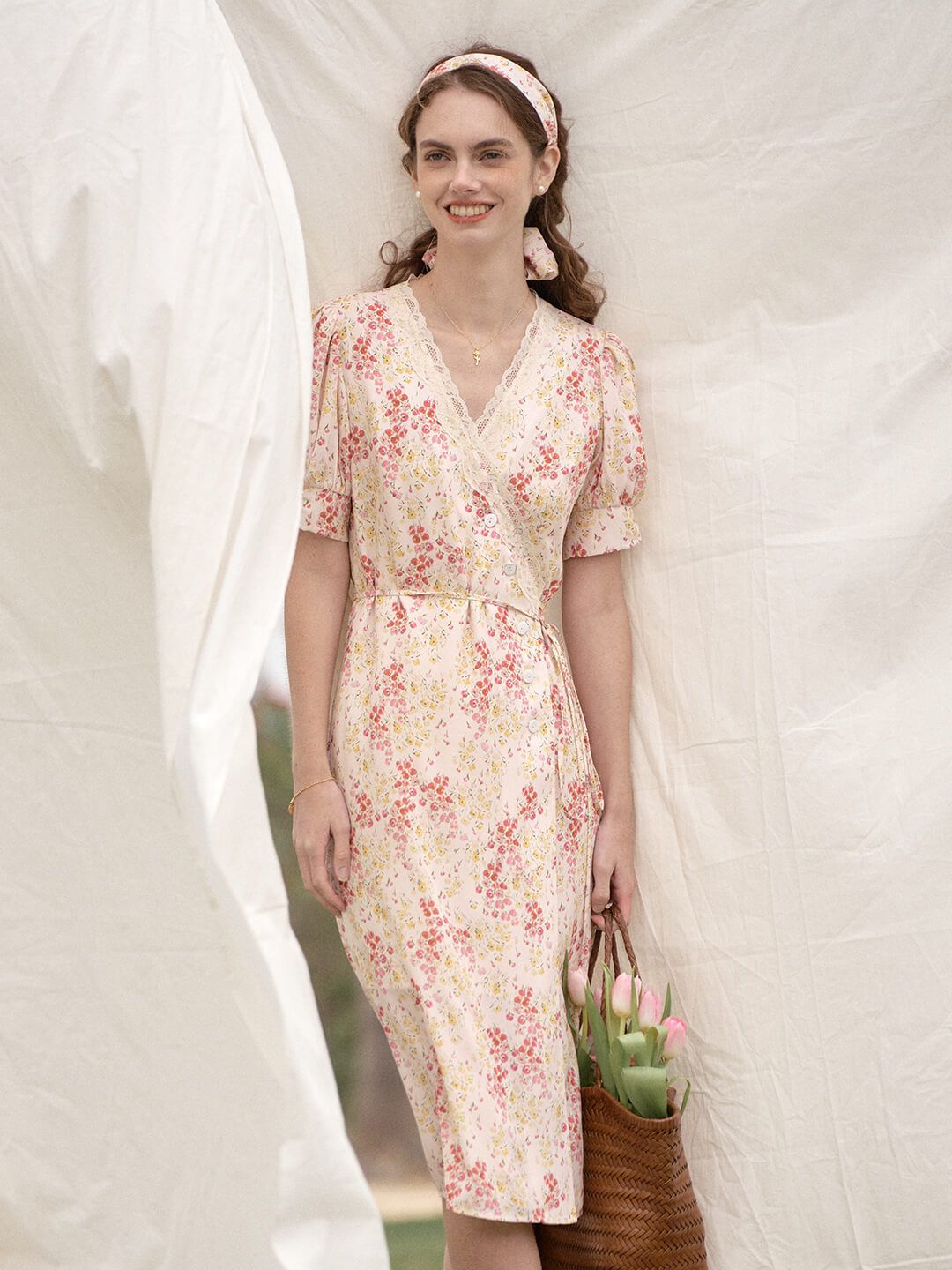 Aure Lace V-neck Floral Dress sold by Simple Retro product image thumbnail 3