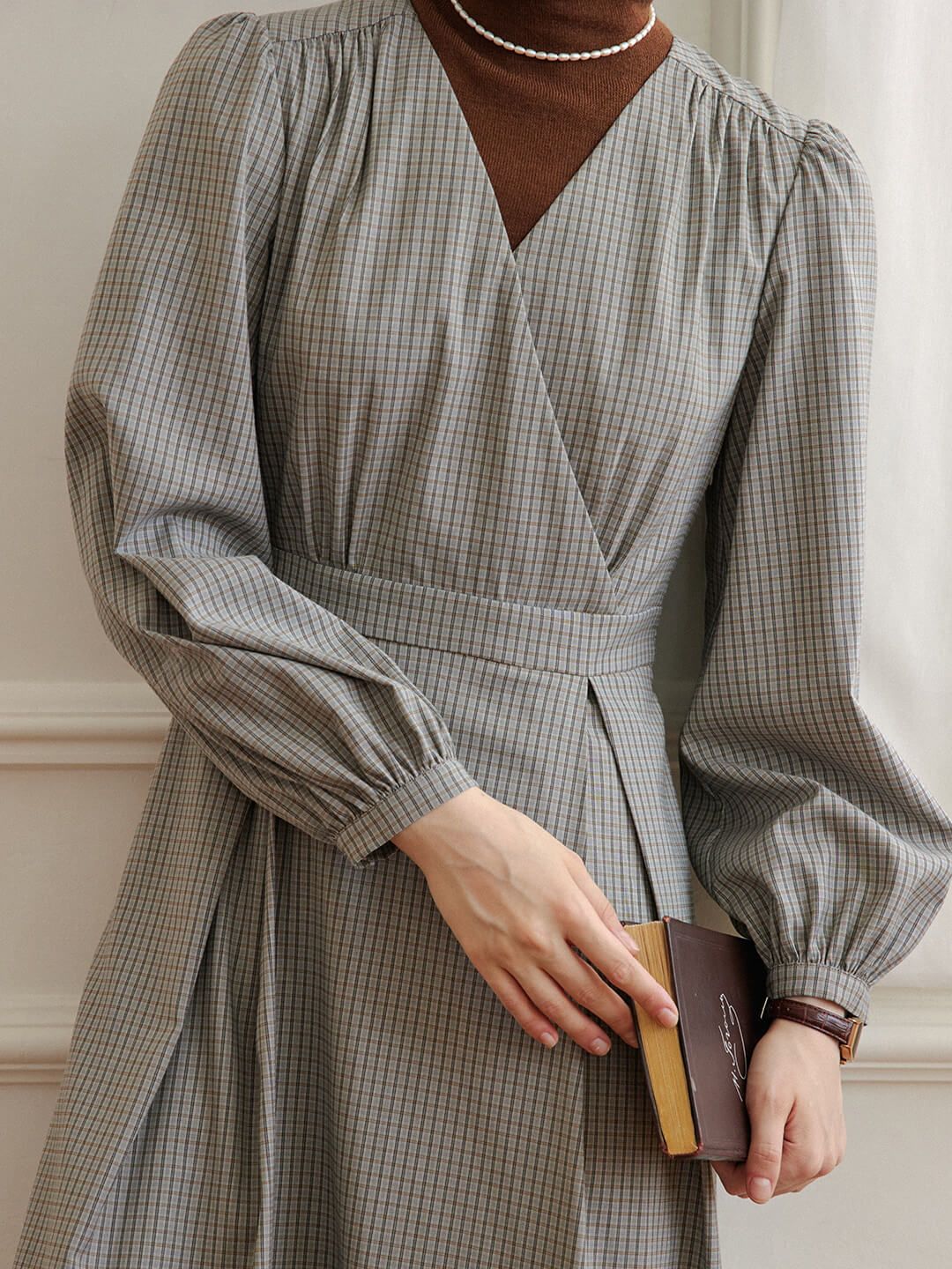 (Clearance) Maria V-neck Grey Checked Dress sold by Simple Retro product image thumbnail 4