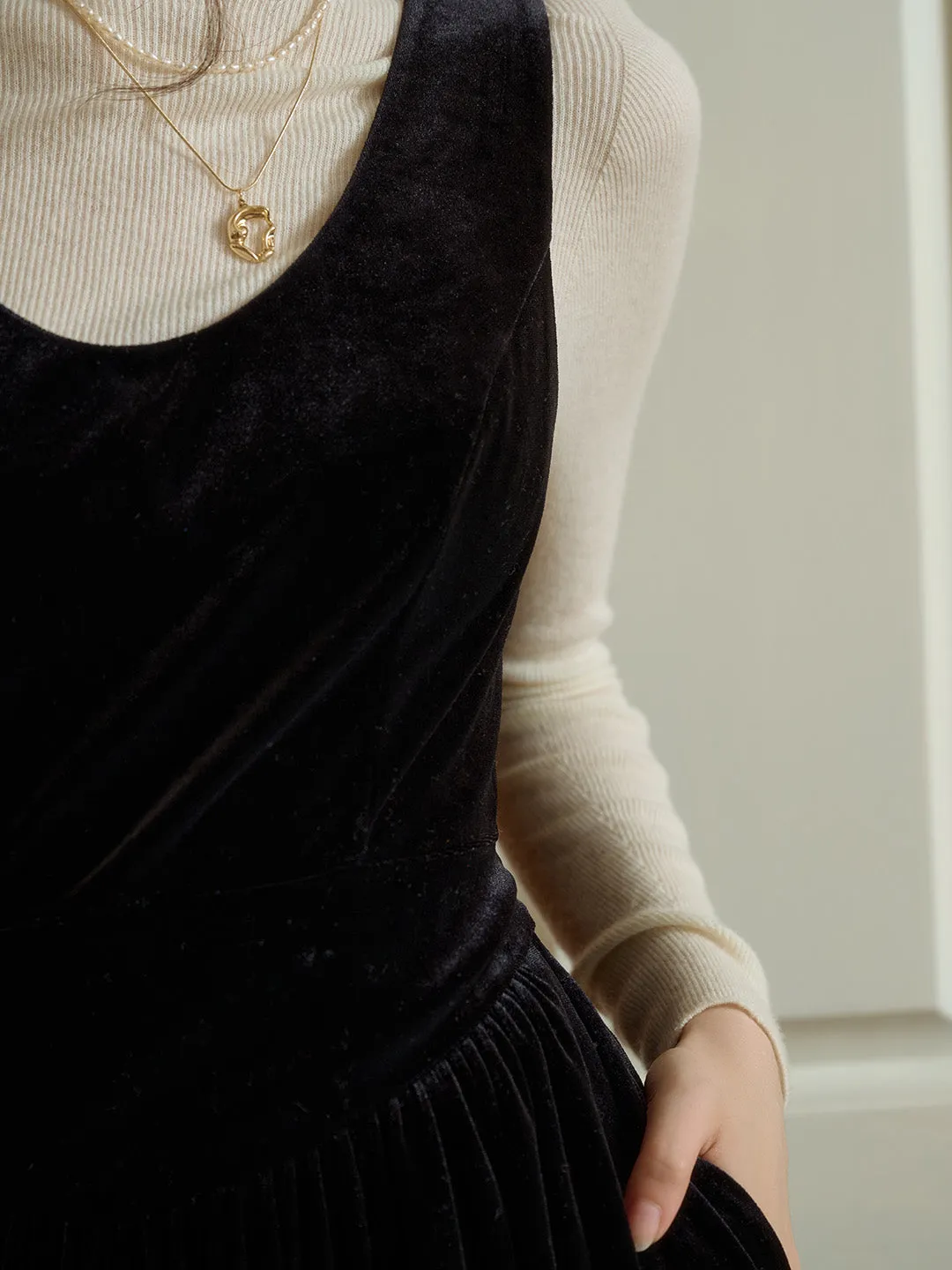 Kyra Retro Elegant U-Neck Velvet Sleeveless Dress sold by Simple Retro product image thumbnail 2