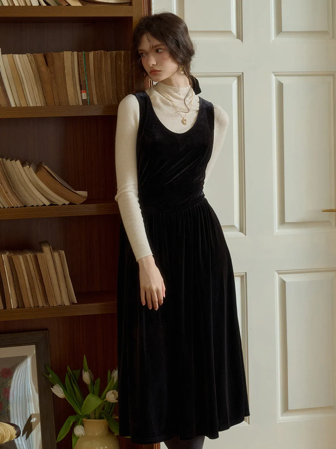 Kyra Retro Elegant U-Neck Velvet Sleeveless Dress sold by Simple Retro product image thumbnail 4