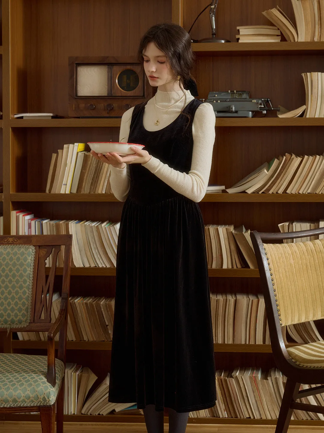 Kyra Retro Elegant U-Neck Velvet Sleeveless Dress sold by Simple Retro product image thumbnail 3