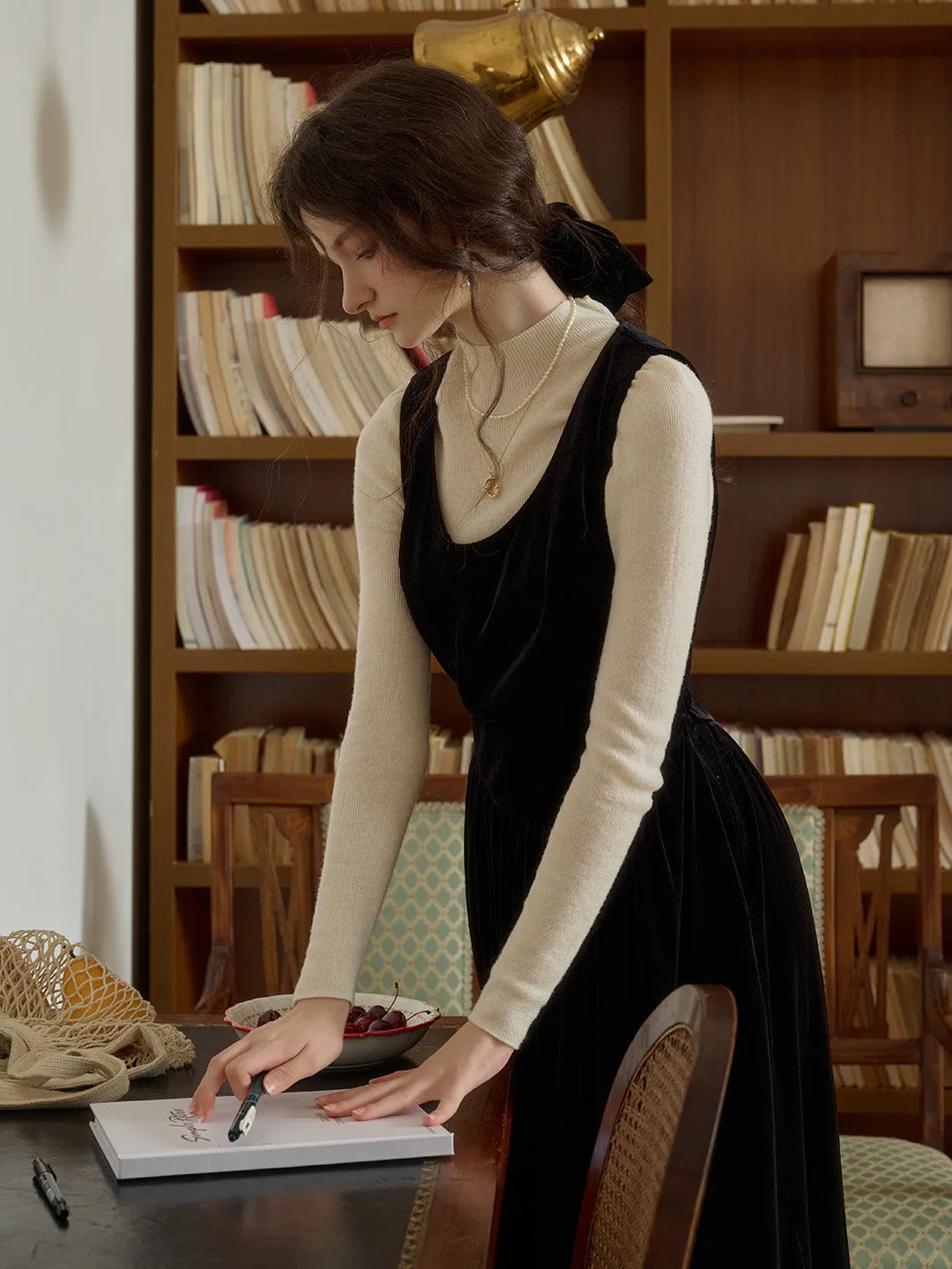 Kyra Retro Elegant U-Neck Velvet Sleeveless Dress sold by Simple Retro product image thumbnail 5