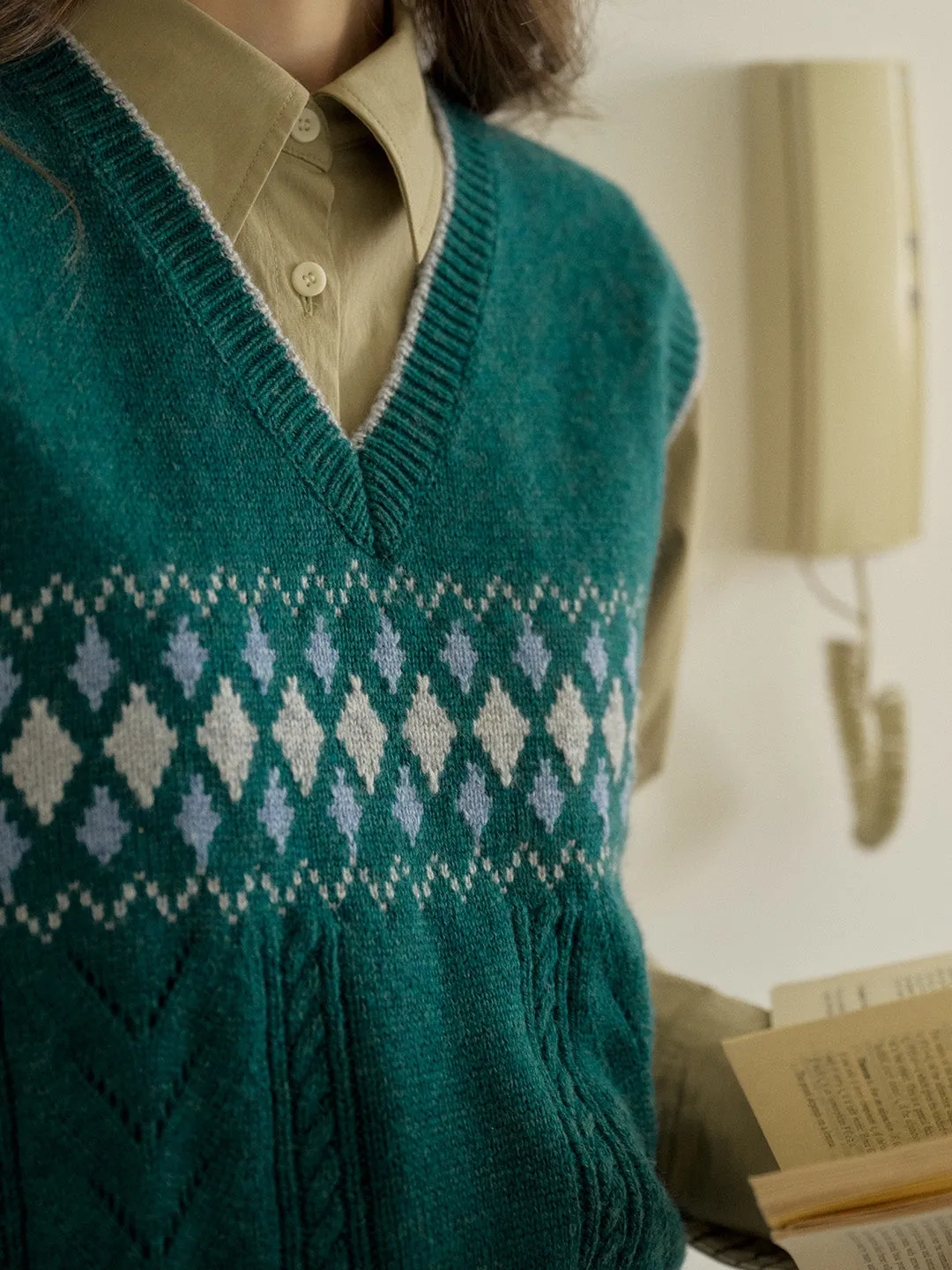 Janiyah Vintage Fair Isle V-Neck Ribbed Jacquard Wool Knit Vest sold by Simple Retro product image thumbnail 4